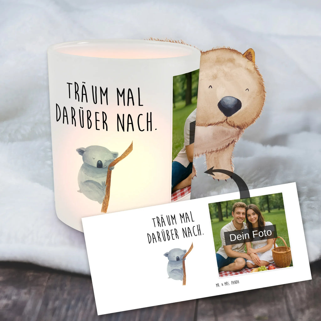 Personalisiertes Foto Windlicht Koalabär Windlicht Draußen selber gestalten, Windlicht Kerzenhalter, Windlicht Handgemacht, Windlicht Dekoration mit Foto, Windlichter mit Foto, Windlicht Geschenk, Windlicht Wohnzimmer, Windlicht Boho, Windlicht Balkon, Windlicht Nachhaltig, Teelichthalter Outdoor mit Foto, Windlicht Groß, Windlicht Garten mit Foto, Teelichthalter für draußen selber gestalten, Windlicht Für Draußen, Windlicht Terrasse, Teelichthalter mit Wunschfoto, Windlicht Outdoor, Windlicht mit Foto, Windlicht Skandinavisch, Teelicht Glas mit Foto, Windlicht Laterne, Windlicht Glas mit Wunschfoto, Teelichthalter mit Foto, Windlicht Modern, Windlicht Design, Windlicht Klein, Windlicht Vintage mit Foto, Foto Teelichthalter, Windlicht Romantisch, Tiermotive, Gute Laune, lustige Sprüche, Tiere, Bär, Schlafzimmer, Traumland, träumen, Traum, Koala, Koalabär, schlafen