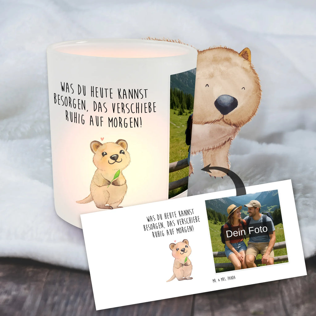 Personalisiertes Foto Windlicht Quokka Happy Windlicht Design, Foto Teelichthalter, Windlicht Modern, Windlicht Glas mit Wunschfoto, Windlicht Handgemacht, Windlicht Balkon, Windlicht Kerzenhalter, Windlicht Boho, Windlicht Laterne, Windlicht Vintage mit Foto, Windlicht Wohnzimmer, Teelichthalter mit Foto, Windlicht Für Draußen, Windlicht Nachhaltig, Windlicht Geschenk, Teelichthalter für draußen selber gestalten, Windlicht Klein, Teelichthalter Outdoor mit Foto, Windlicht Garten mit Foto, Windlicht Dekoration mit Foto, Windlicht Outdoor, Windlicht Skandinavisch, Teelichthalter mit Wunschfoto, Windlicht Terrasse, Windlicht Draußen selber gestalten, Teelicht Glas mit Foto, Windlichter mit Foto, Windlicht mit Foto, Windlicht Romantisch, Windlicht Groß, Tiermotive, Gute Laune, lustige Sprüche, Tiere, Niedliches Tier, Verschieben, Lustiger Spruch, Quokka, Dinge erledigen, Aufschieberitis