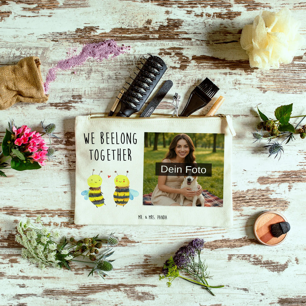 Personalisierte Foto Schminktasche Biene Verliebt Aufbewahrung Für Schminke Mit Foto, Kosmetiktasche Organizer Mit Foto, Kosmetiktasche Mit Foto, Schminktasche Mit Reißverschluss Und Foto, Schminktasche Mit Wunschfoto, Kulturbeutel Damen Mit Foto, Kosmetiktasche Zum Mitnehmen Mit Bild, Personalisierte Schminktasche Mit Foto, Schminktasche Blumen Mit Foto, Make-Up Tasche Mit Foto, Schminktasche Für Unterwegs Mit Foto, Schminktasche Mit Fächern Und Bild, Schminktasche Für Teenager Mit Bild, Stifteaufbewahrung Mit Bild, Schminktasche Mit Eigenem Bild, Schminktasche Leder Mit Fotodruck, Schminktasche Tiermotiv Mit Eigenem Bild, Schminktasche Stoff Mit Eigenem Foto, Schminktasche Groß Mit Bild, Schminktasche Mit Muster Und Foto, Schminktasche Zum Aufhängen Mit Bild, Schminktasche Für Mädchen Mit Foto, Schminktasche Reise Mit Foto, Schminktasche Klein Mit Foto, Kosmetiktasche Für Handtasche Mit Foto, Reise-Kosmetiktasche Mit Eigenem Motiv, Schminkbeutel Mit Fotodruck, Schminktasche Geschenk Mit Foto, Schminktasche Nachhaltig Mit Bild, Schminktasche Mit Foto, Schminktäschchen Mit Bild, Stiftetasche Mit Eigenem Foto, Kosmetiktasche Damen Mit Bild, Biene, Wespe, Hummel