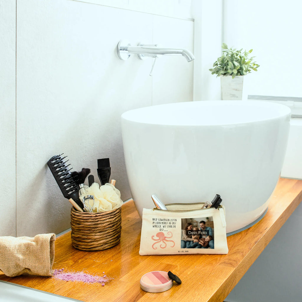 Personalisierte Foto Schminktasche Tintenfisch Schminktasche Klein Mit Foto, Schminktasche Geschenk Mit Foto, Schminkbeutel Mit Fotodruck, Kosmetiktasche Damen Mit Bild, Kosmetiktasche Organizer Mit Foto, Kosmetiktasche Für Handtasche Mit Foto, Schminktasche Reise Mit Foto, Kosmetiktasche Mit Foto, Schminktasche Leder Mit Fotodruck, Kulturbeutel Damen Mit Foto, Aufbewahrung Für Schminke Mit Foto, Make-Up Tasche Mit Foto, Schminktasche Mit Eigenem Bild, Kosmetiktasche Zum Mitnehmen Mit Bild, Schminktasche Blumen Mit Foto, Schminktasche Zum Aufhängen Mit Bild, Schminktasche Mit Foto, Schminktasche Mit Wunschfoto, Schminktasche Stoff Mit Eigenem Foto, Reise-Kosmetiktasche Mit Eigenem Motiv, Schminktasche Für Unterwegs Mit Foto, Schminktäschchen Mit Bild, Stiftetasche Mit Eigenem Foto, Schminktasche Mit Reißverschluss Und Foto, Schminktasche Mit Muster Und Foto, Schminktasche Für Teenager Mit Bild, Schminktasche Nachhaltig Mit Bild, Schminktasche Mit Fächern Und Bild, Stifteaufbewahrung Mit Bild, Schminktasche Für Mädchen Mit Foto, Schminktasche Tiermotiv Mit Eigenem Bild, Schminktasche Groß Mit Bild, Personalisierte Schminktasche Mit Foto, Tiermotive, Gute Laune, lustige Sprüche, Tiere, Ozean, Wasser, Meerestier, Arme, Tintenfisch, Krake, Meer