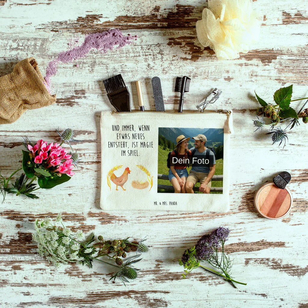 Personalisierte Foto Schminktasche Huhn Stolz Schminktasche Zum Aufhängen Mit Bild, Schminktasche Leder Mit Fotodruck, Aufbewahrung Für Schminke Mit Foto, Schminktasche Für Mädchen Mit Foto, Kosmetiktasche Damen Mit Bild, Schminktasche Mit Wunschfoto, Stiftetasche Mit Eigenem Foto, Schminktasche Mit Reißverschluss Und Foto, Schminktasche Stoff Mit Eigenem Foto, Schminktasche Blumen Mit Foto, Schminktasche Nachhaltig Mit Bild, Schminktasche Mit Foto, Schminktasche Groß Mit Bild, Reise-Kosmetiktasche Mit Eigenem Motiv, Schminktasche Klein Mit Foto, Make-Up Tasche Mit Foto, Schminktasche Reise Mit Foto, Schminktasche Mit Muster Und Foto, Schminkbeutel Mit Fotodruck, Kosmetiktasche Organizer Mit Foto, Kosmetiktasche Für Handtasche Mit Foto, Schminktäschchen Mit Bild, Kosmetiktasche Zum Mitnehmen Mit Bild, Schminktasche Geschenk Mit Foto, Kulturbeutel Damen Mit Foto, Schminktasche Mit Eigenem Bild, Schminktasche Für Teenager Mit Bild, Stifteaufbewahrung Mit Bild, Kosmetiktasche Mit Foto, Personalisierte Schminktasche Mit Foto, Schminktasche Mit Fächern Und Bild, Schminktasche Für Unterwegs Mit Foto, Schminktasche Tiermotiv Mit Eigenem Bild, Bauernhof, Hoftiere, Landwirt, Landwirtin, Hühner, Spruch, Landleben, Motivation, Magie, Schwangerschaft, Eier, Henne, Hahn, Hof, Geburt