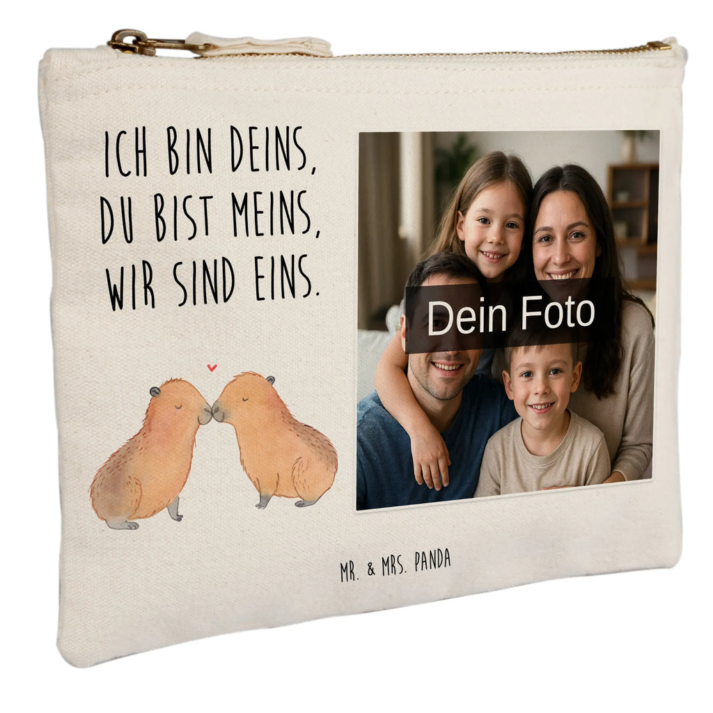 Personalisierte Foto Schminktasche Capybara Liebe Kulturbeutel Damen Mit Foto, Kosmetiktasche Organizer Mit Foto, Schminktasche Zum Aufhängen Mit Bild, Schminktasche Leder Mit Fotodruck, Make-Up Tasche Mit Foto, Schminktasche Stoff Mit Eigenem Foto, Schminktasche Für Mädchen Mit Foto, Schminktasche Groß Mit Bild, Schminktasche Mit Fächern Und Bild, Schminktasche Nachhaltig Mit Bild, Schminktasche Mit Foto, Kosmetiktasche Mit Foto, Schminktasche Für Teenager Mit Bild, Schminktasche Geschenk Mit Foto, Schminkbeutel Mit Fotodruck, Schminktasche Reise Mit Foto, Schminktasche Tiermotiv Mit Eigenem Bild, Personalisierte Schminktasche Mit Foto, Schminktasche Mit Muster Und Foto, Schminktasche Klein Mit Foto, Kosmetiktasche Zum Mitnehmen Mit Bild, Stifteaufbewahrung Mit Bild, Reise-Kosmetiktasche Mit Eigenem Motiv, Schminktäschchen Mit Bild, Schminktasche Für Unterwegs Mit Foto, Schminktasche Blumen Mit Foto, Stiftetasche Mit Eigenem Foto, Aufbewahrung Für Schminke Mit Foto, Schminktasche Mit Reißverschluss Und Foto, Kosmetiktasche Für Handtasche Mit Foto, Kosmetiktasche Damen Mit Bild, Schminktasche Mit Wunschfoto, Schminktasche Mit Eigenem Bild, Tiermotive, Gute Laune, lustige Sprüche, Tiere, Liebesspruch, Beziehung, Partnertiere, Du bist meins, Capybara, Romantisches Geschenk, Paar, Jahrestag, Verschmolzen, Herzlich, verliebt, Tierliebe, Geschenkidee, Ehejubiläum, Valentinstag, Handgezeichnet, Ich bin deins, Kuschel Capybaras, Liebesbeweis, Liebe