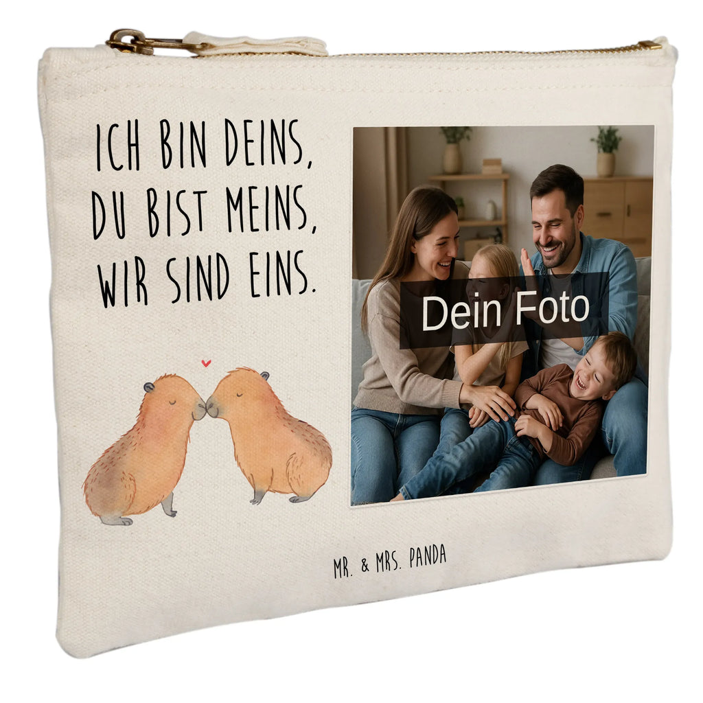 Personalisierte Foto Schminktasche Capybara Liebe Kulturbeutel Damen Mit Foto, Kosmetiktasche Organizer Mit Foto, Schminktasche Zum Aufhängen Mit Bild, Schminktasche Leder Mit Fotodruck, Make-Up Tasche Mit Foto, Schminktasche Stoff Mit Eigenem Foto, Schminktasche Für Mädchen Mit Foto, Schminktasche Groß Mit Bild, Schminktasche Mit Fächern Und Bild, Schminktasche Nachhaltig Mit Bild, Schminktasche Mit Foto, Kosmetiktasche Mit Foto, Schminktasche Für Teenager Mit Bild, Schminktasche Geschenk Mit Foto, Schminkbeutel Mit Fotodruck, Schminktasche Reise Mit Foto, Schminktasche Tiermotiv Mit Eigenem Bild, Personalisierte Schminktasche Mit Foto, Schminktasche Mit Muster Und Foto, Schminktasche Klein Mit Foto, Kosmetiktasche Zum Mitnehmen Mit Bild, Stifteaufbewahrung Mit Bild, Reise-Kosmetiktasche Mit Eigenem Motiv, Schminktäschchen Mit Bild, Schminktasche Für Unterwegs Mit Foto, Schminktasche Blumen Mit Foto, Stiftetasche Mit Eigenem Foto, Aufbewahrung Für Schminke Mit Foto, Schminktasche Mit Reißverschluss Und Foto, Kosmetiktasche Für Handtasche Mit Foto, Kosmetiktasche Damen Mit Bild, Schminktasche Mit Wunschfoto, Schminktasche Mit Eigenem Bild, Tiermotive, Gute Laune, lustige Sprüche, Tiere, Liebesspruch, Beziehung, Partnertiere, Du bist meins, Capybara, Romantisches Geschenk, Paar, Jahrestag, Verschmolzen, Herzlich, verliebt, Tierliebe, Geschenkidee, Ehejubiläum, Valentinstag, Handgezeichnet, Ich bin deins, Kuschel Capybaras, Liebesbeweis, Liebe