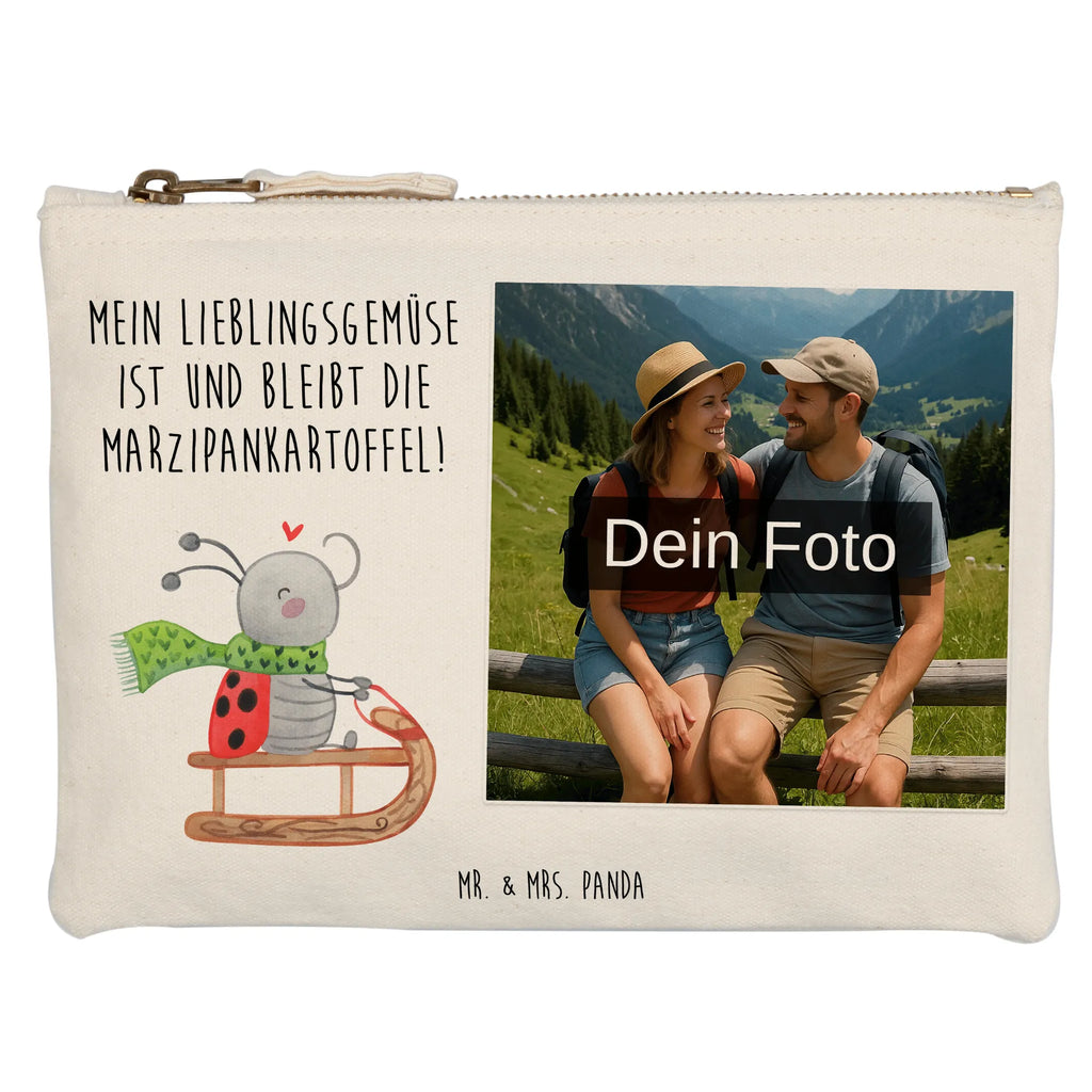 Personalisierte Foto Schminktasche Smörle Rodeln Schminktasche Mit Eigenem Bild, Kulturbeutel Damen Mit Foto, Kosmetiktasche Organizer Mit Foto, Personalisierte Schminktasche Mit Foto, Schminktasche Leder Mit Fotodruck, Make-Up Tasche Mit Foto, Schminktasche Reise Mit Foto, Schminktasche Mit Foto, Schminktasche Nachhaltig Mit Bild, Schminktasche Für Unterwegs Mit Foto, Schminktasche Blumen Mit Foto, Stifteaufbewahrung Mit Bild, Schminktasche Mit Fächern Und Bild, Aufbewahrung Für Schminke Mit Foto, Schminktäschchen Mit Bild, Schminktasche Für Mädchen Mit Foto, Schminktasche Mit Reißverschluss Und Foto, Schminktasche Stoff Mit Eigenem Foto, Kosmetiktasche Mit Foto, Kosmetiktasche Zum Mitnehmen Mit Bild, Schminktasche Zum Aufhängen Mit Bild, Schminktasche Für Teenager Mit Bild, Schminktasche Geschenk Mit Foto, Schminktasche Mit Wunschfoto, Schminktasche Tiermotiv Mit Eigenem Bild, Kosmetiktasche Damen Mit Bild, Schminktasche Mit Muster Und Foto, Reise-Kosmetiktasche Mit Eigenem Motiv, Schminktasche Klein Mit Foto, Schminkbeutel Mit Fotodruck, Kosmetiktasche Für Handtasche Mit Foto, Stiftetasche Mit Eigenem Foto, Schminktasche Groß Mit Bild, Winter, Weihnachten, Weihnachtsdeko, Nikolaus, Advent, Heiligabend, Wintermotiv, Schlittenfahren, Smörle, Marzipan