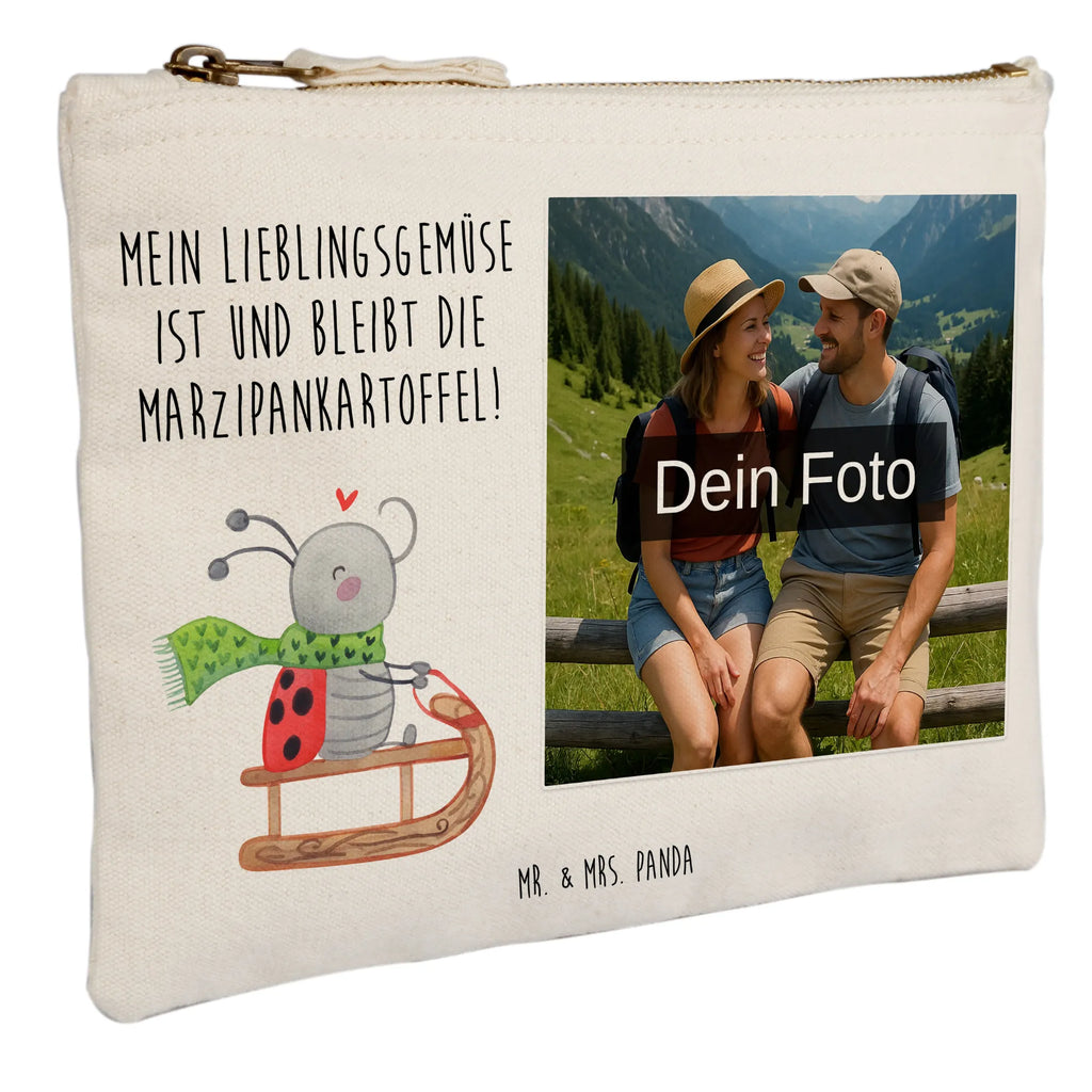 Personalisierte Foto Schminktasche Smörle Rodeln Schminktasche Mit Eigenem Bild, Kulturbeutel Damen Mit Foto, Kosmetiktasche Organizer Mit Foto, Personalisierte Schminktasche Mit Foto, Schminktasche Leder Mit Fotodruck, Make-Up Tasche Mit Foto, Schminktasche Reise Mit Foto, Schminktasche Mit Foto, Schminktasche Nachhaltig Mit Bild, Schminktasche Für Unterwegs Mit Foto, Schminktasche Blumen Mit Foto, Stifteaufbewahrung Mit Bild, Schminktasche Mit Fächern Und Bild, Aufbewahrung Für Schminke Mit Foto, Schminktäschchen Mit Bild, Schminktasche Für Mädchen Mit Foto, Schminktasche Mit Reißverschluss Und Foto, Schminktasche Stoff Mit Eigenem Foto, Kosmetiktasche Mit Foto, Kosmetiktasche Zum Mitnehmen Mit Bild, Schminktasche Zum Aufhängen Mit Bild, Schminktasche Für Teenager Mit Bild, Schminktasche Geschenk Mit Foto, Schminktasche Mit Wunschfoto, Schminktasche Tiermotiv Mit Eigenem Bild, Kosmetiktasche Damen Mit Bild, Schminktasche Mit Muster Und Foto, Reise-Kosmetiktasche Mit Eigenem Motiv, Schminktasche Klein Mit Foto, Schminkbeutel Mit Fotodruck, Kosmetiktasche Für Handtasche Mit Foto, Stiftetasche Mit Eigenem Foto, Schminktasche Groß Mit Bild, Winter, Weihnachten, Weihnachtsdeko, Nikolaus, Advent, Heiligabend, Wintermotiv, Schlittenfahren, Smörle, Marzipan