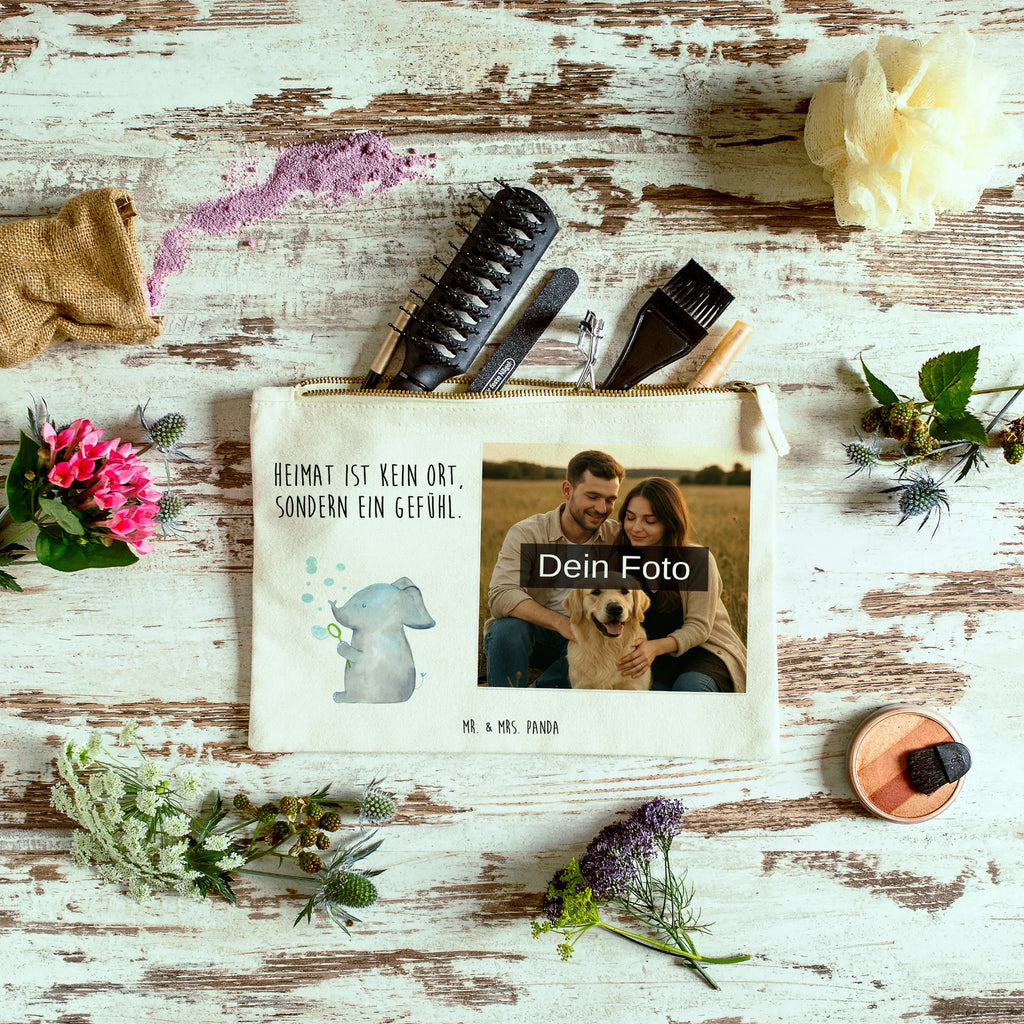 Personalisierte Foto Schminktasche Elefant Seifenblasen Schminktasche Nachhaltig Mit Bild, Kosmetiktasche Organizer Mit Foto, Stifteaufbewahrung Mit Bild, Stiftetasche Mit Eigenem Foto, Schminkbeutel Mit Fotodruck, Schminktasche Mit Eigenem Bild, Schminktasche Tiermotiv Mit Eigenem Bild, Schminktasche Mit Foto, Kosmetiktasche Für Handtasche Mit Foto, Schminktasche Mit Fächern Und Bild, Reise-Kosmetiktasche Mit Eigenem Motiv, Kosmetiktasche Zum Mitnehmen Mit Bild, Schminktasche Für Mädchen Mit Foto, Kulturbeutel Damen Mit Foto, Schminktasche Reise Mit Foto, Personalisierte Schminktasche Mit Foto, Schminktasche Mit Wunschfoto, Schminktasche Mit Muster Und Foto, Schminktasche Groß Mit Bild, Schminktasche Für Teenager Mit Bild, Schminktasche Zum Aufhängen Mit Bild, Schminktasche Leder Mit Fotodruck, Schminktäschchen Mit Bild, Schminktasche Klein Mit Foto, Schminktasche Für Unterwegs Mit Foto, Schminktasche Blumen Mit Foto, Aufbewahrung Für Schminke Mit Foto, Schminktasche Stoff Mit Eigenem Foto, Kosmetiktasche Mit Foto, Kosmetiktasche Damen Mit Bild, Schminktasche Geschenk Mit Foto, Make-Up Tasche Mit Foto, Schminktasche Mit Reißverschluss Und Foto, Tiermotive, Gute Laune, lustige Sprüche, Tiere, Liebe, Liebesbeweis, Liebesspruch, Heimat, Rüsseltier, Elefant, Dickhäuter, Gefühl. Daheim, Elefanten, Seifenblasen