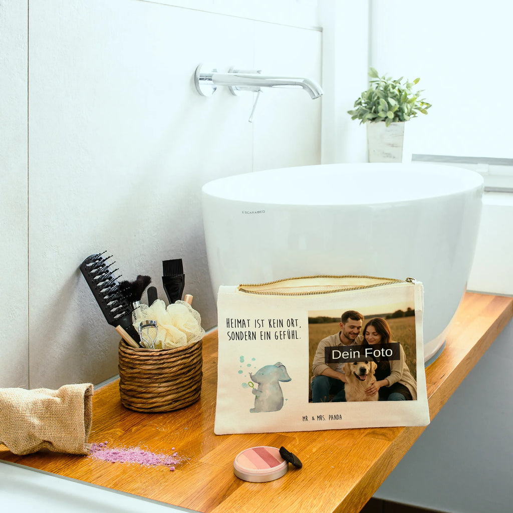 Personalisierte Foto Schminktasche Elefant Seifenblasen Schminktasche Nachhaltig Mit Bild, Kosmetiktasche Organizer Mit Foto, Stifteaufbewahrung Mit Bild, Stiftetasche Mit Eigenem Foto, Schminkbeutel Mit Fotodruck, Schminktasche Mit Eigenem Bild, Schminktasche Tiermotiv Mit Eigenem Bild, Schminktasche Mit Foto, Kosmetiktasche Für Handtasche Mit Foto, Schminktasche Mit Fächern Und Bild, Reise-Kosmetiktasche Mit Eigenem Motiv, Kosmetiktasche Zum Mitnehmen Mit Bild, Schminktasche Für Mädchen Mit Foto, Kulturbeutel Damen Mit Foto, Schminktasche Reise Mit Foto, Personalisierte Schminktasche Mit Foto, Schminktasche Mit Wunschfoto, Schminktasche Mit Muster Und Foto, Schminktasche Groß Mit Bild, Schminktasche Für Teenager Mit Bild, Schminktasche Zum Aufhängen Mit Bild, Schminktasche Leder Mit Fotodruck, Schminktäschchen Mit Bild, Schminktasche Klein Mit Foto, Schminktasche Für Unterwegs Mit Foto, Schminktasche Blumen Mit Foto, Aufbewahrung Für Schminke Mit Foto, Schminktasche Stoff Mit Eigenem Foto, Kosmetiktasche Mit Foto, Kosmetiktasche Damen Mit Bild, Schminktasche Geschenk Mit Foto, Make-Up Tasche Mit Foto, Schminktasche Mit Reißverschluss Und Foto, Tiermotive, Gute Laune, lustige Sprüche, Tiere, Liebe, Liebesbeweis, Liebesspruch, Heimat, Rüsseltier, Elefant, Dickhäuter, Gefühl. Daheim, Elefanten, Seifenblasen