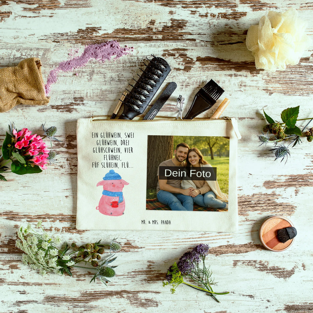 Personalisierte Foto Schminktasche Schweinchen Glühwein Schminktasche Mit Wunschfoto, Schminktasche Blumen Mit Foto, Kosmetiktasche Zum Mitnehmen Mit Bild, Kosmetiktasche Damen Mit Bild, Kosmetiktasche Für Handtasche Mit Foto, Schminktasche Stoff Mit Eigenem Foto, Schminktasche Groß Mit Bild, Schminktasche Tiermotiv Mit Eigenem Bild, Schminktasche Mit Reißverschluss Und Foto, Schminktasche Für Teenager Mit Bild, Stiftetasche Mit Eigenem Foto, Schminktasche Mit Foto, Schminktasche Zum Aufhängen Mit Bild, Personalisierte Schminktasche Mit Foto, Make-Up Tasche Mit Foto, Schminktasche Reise Mit Foto, Schminktasche Mit Fächern Und Bild, Schminktasche Für Unterwegs Mit Foto, Schminkbeutel Mit Fotodruck, Stifteaufbewahrung Mit Bild, Schminktäschchen Mit Bild, Schminktasche Klein Mit Foto, Schminktasche Mit Muster Und Foto, Aufbewahrung Für Schminke Mit Foto, Schminktasche Nachhaltig Mit Bild, Kosmetiktasche Mit Foto, Schminktasche Leder Mit Fotodruck, Kulturbeutel Damen Mit Foto, Kosmetiktasche Organizer Mit Foto, Schminktasche Geschenk Mit Foto, Schminktasche Mit Eigenem Bild, Schminktasche Für Mädchen Mit Foto, Reise-Kosmetiktasche Mit Eigenem Motiv, Winter, Weihnachten, Weihnachtsdeko, Nikolaus, Advent, Heiligabend, Wintermotiv, Betrunken, Glühwein, Weihnachtsmarkt, Spruch