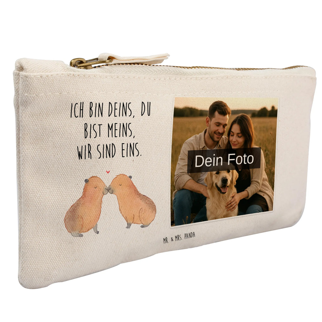 Personalisierte Foto Schminktasche Capybara Liebe Kulturbeutel Damen Mit Foto, Kosmetiktasche Organizer Mit Foto, Schminktasche Zum Aufhängen Mit Bild, Schminktasche Leder Mit Fotodruck, Make-Up Tasche Mit Foto, Schminktasche Stoff Mit Eigenem Foto, Schminktasche Für Mädchen Mit Foto, Schminktasche Groß Mit Bild, Schminktasche Mit Fächern Und Bild, Schminktasche Nachhaltig Mit Bild, Schminktasche Mit Foto, Kosmetiktasche Mit Foto, Schminktasche Für Teenager Mit Bild, Schminktasche Geschenk Mit Foto, Schminkbeutel Mit Fotodruck, Schminktasche Reise Mit Foto, Schminktasche Tiermotiv Mit Eigenem Bild, Personalisierte Schminktasche Mit Foto, Schminktasche Mit Muster Und Foto, Schminktasche Klein Mit Foto, Kosmetiktasche Zum Mitnehmen Mit Bild, Stifteaufbewahrung Mit Bild, Reise-Kosmetiktasche Mit Eigenem Motiv, Schminktäschchen Mit Bild, Schminktasche Für Unterwegs Mit Foto, Schminktasche Blumen Mit Foto, Stiftetasche Mit Eigenem Foto, Aufbewahrung Für Schminke Mit Foto, Schminktasche Mit Reißverschluss Und Foto, Kosmetiktasche Für Handtasche Mit Foto, Kosmetiktasche Damen Mit Bild, Schminktasche Mit Wunschfoto, Schminktasche Mit Eigenem Bild, Tiermotive, Gute Laune, lustige Sprüche, Tiere, Liebesspruch, Beziehung, Partnertiere, Du bist meins, Capybara, Romantisches Geschenk, Paar, Jahrestag, Verschmolzen, Herzlich, verliebt, Tierliebe, Geschenkidee, Ehejubiläum, Valentinstag, Handgezeichnet, Ich bin deins, Kuschel Capybaras, Liebesbeweis, Liebe