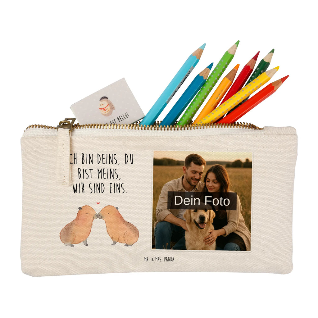 Personalisierte Foto Schminktasche Capybara Liebe Kulturbeutel Damen Mit Foto, Kosmetiktasche Organizer Mit Foto, Schminktasche Zum Aufhängen Mit Bild, Schminktasche Leder Mit Fotodruck, Make-Up Tasche Mit Foto, Schminktasche Stoff Mit Eigenem Foto, Schminktasche Für Mädchen Mit Foto, Schminktasche Groß Mit Bild, Schminktasche Mit Fächern Und Bild, Schminktasche Nachhaltig Mit Bild, Schminktasche Mit Foto, Kosmetiktasche Mit Foto, Schminktasche Für Teenager Mit Bild, Schminktasche Geschenk Mit Foto, Schminkbeutel Mit Fotodruck, Schminktasche Reise Mit Foto, Schminktasche Tiermotiv Mit Eigenem Bild, Personalisierte Schminktasche Mit Foto, Schminktasche Mit Muster Und Foto, Schminktasche Klein Mit Foto, Kosmetiktasche Zum Mitnehmen Mit Bild, Stifteaufbewahrung Mit Bild, Reise-Kosmetiktasche Mit Eigenem Motiv, Schminktäschchen Mit Bild, Schminktasche Für Unterwegs Mit Foto, Schminktasche Blumen Mit Foto, Stiftetasche Mit Eigenem Foto, Aufbewahrung Für Schminke Mit Foto, Schminktasche Mit Reißverschluss Und Foto, Kosmetiktasche Für Handtasche Mit Foto, Kosmetiktasche Damen Mit Bild, Schminktasche Mit Wunschfoto, Schminktasche Mit Eigenem Bild, Tiermotive, Gute Laune, lustige Sprüche, Tiere, Liebesspruch, Beziehung, Partnertiere, Du bist meins, Capybara, Romantisches Geschenk, Paar, Jahrestag, Verschmolzen, Herzlich, verliebt, Tierliebe, Geschenkidee, Ehejubiläum, Valentinstag, Handgezeichnet, Ich bin deins, Kuschel Capybaras, Liebesbeweis, Liebe