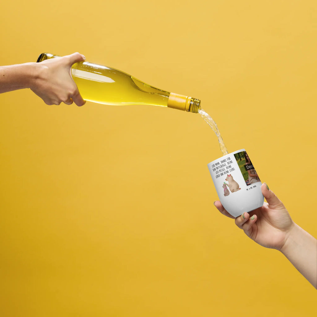 Personalisierter Foto Weinbecher Bär Kind Klassisches Weinglas Mit Wunschbild, Weinbecher Mit Foto, Kunststoff-Weinglas Mit Wunschfoto, Weinbecher Mit Collage, Öko Weinglas Mit Foto, Kelchglas Mit Eigenem Foto, Foto-Becher Für Weinliebhaber, Weinglas Mit Fotodruck, Stapelbares Weinglas Mit Fotodruck, Reise-Weinbecher Mit Foto, Bambus-Weinbecher Mit Foto, Weinbecher Für Camping Mit Fotodruck, Spülmaschinenfestes Weinglas Mit Bild, Mundgeblasenes Weinglas Mit Foto, Becher Für Wein Mit Fotomotiv, Modernes Weinglas Mit Eigenem Foto, Weinkelch Aus Glas Mit Fotodruck, Foto-Weinglas Für Hochzeit, Universalglas Mit Fotomotiv, Weinbecher Mit Haustierfoto, Personalisierter Weinbecher Mit Bild, Rustikaler Weinbecher Mit Foto, Weinbecher Mit Lieblingsfoto, Weinbecher Mit Familienfoto, Trinkbecher Wein Mit Bild, Weinbecher Mit Urlaubsbild, Weinglas Für Zuhause Mit Fotomotiv, Fotogeschenk Weinbecher, Acryl-Weinbecher Mit Fotodruck, Weinbecher Für Picknick Mit Wunschfoto, Thermo-Weinbecher Mit Bild, Umweltfreundliches Weinglas Mit Wunschfoto, Geschenk-Weinbecher Mit Foto, Weinglas Für Party Mit Bild, Weinbecher Mit Wunschfoto, Weinbecher Aus Edelstahl Mit Foto, Kristallglas Mit Wunschfoto, Familie, Vatertag, Muttertag, Bruder, Schwester, Mama, Papa, Oma, Opa, Mutti, Mutter, Geschenk