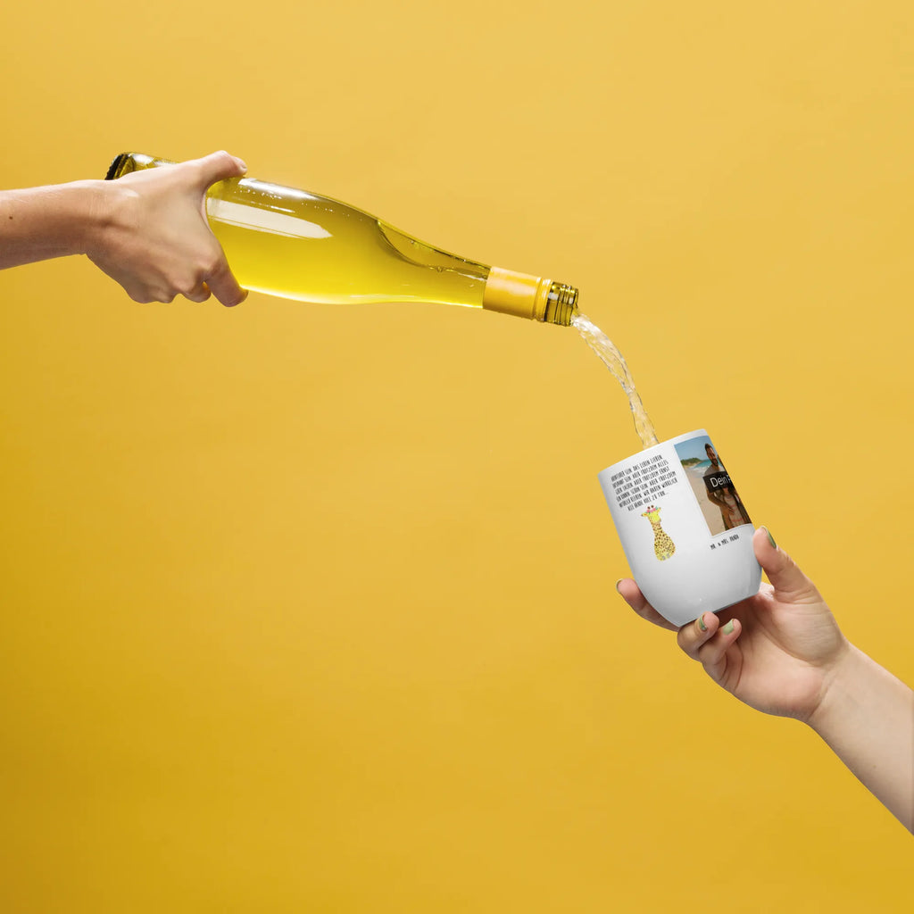 Personalisierter Foto Weinbecher Giraffe Blumenkranz Weinbecher Für Camping Mit Fotodruck, Becher Für Wein Mit Fotomotiv, Geschenk-Weinbecher Mit Foto, Weinglas Mit Fotodruck, Weinbecher Mit Familienfoto, Trinkbecher Wein Mit Bild, Weinbecher Mit Foto, Universalglas Mit Fotomotiv, Reise-Weinbecher Mit Foto, Weinkelch Aus Glas Mit Fotodruck, Umweltfreundliches Weinglas Mit Wunschfoto, Weinbecher Mit Wunschfoto, Stapelbares Weinglas Mit Fotodruck, Klassisches Weinglas Mit Wunschbild, Acryl-Weinbecher Mit Fotodruck, Spülmaschinenfestes Weinglas Mit Bild, Mundgeblasenes Weinglas Mit Foto, Kunststoff-Weinglas Mit Wunschfoto, Weinbecher Mit Collage, Personalisierter Weinbecher Mit Bild, Weinbecher Mit Urlaubsbild, Foto-Weinglas Für Hochzeit, Weinglas Für Party Mit Bild, Weinbecher Aus Edelstahl Mit Foto, Fotogeschenk Weinbecher, Rustikaler Weinbecher Mit Foto, Kelchglas Mit Eigenem Foto, Modernes Weinglas Mit Eigenem Foto, Thermo-Weinbecher Mit Bild, Weinbecher Mit Haustierfoto, Weinbecher Für Picknick Mit Wunschfoto, Kristallglas Mit Wunschfoto, Bambus-Weinbecher Mit Foto, Foto-Becher Für Weinliebhaber, Weinglas Für Zuhause Mit Fotomotiv, Öko Weinglas Mit Foto, Weinbecher Mit Lieblingsfoto, Afrika, Wildtiere, Giraffe, Selbstliebe, Abenteurer, Blumenkranz, Freundin