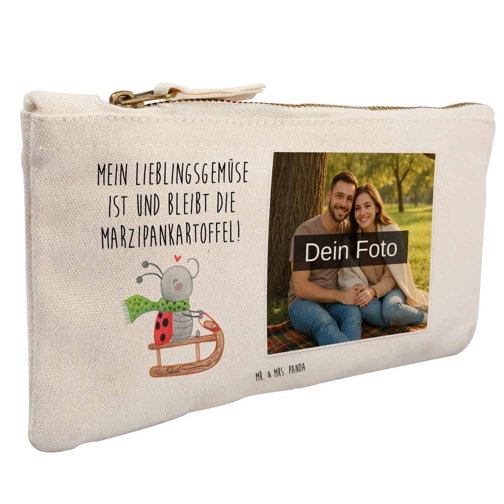 Personalisierte Foto Schminktasche Smörle Rodeln Schminktasche Mit Eigenem Bild, Kulturbeutel Damen Mit Foto, Kosmetiktasche Organizer Mit Foto, Personalisierte Schminktasche Mit Foto, Schminktasche Leder Mit Fotodruck, Make-Up Tasche Mit Foto, Schminktasche Reise Mit Foto, Schminktasche Mit Foto, Schminktasche Nachhaltig Mit Bild, Schminktasche Für Unterwegs Mit Foto, Schminktasche Blumen Mit Foto, Stifteaufbewahrung Mit Bild, Schminktasche Mit Fächern Und Bild, Aufbewahrung Für Schminke Mit Foto, Schminktäschchen Mit Bild, Schminktasche Für Mädchen Mit Foto, Schminktasche Mit Reißverschluss Und Foto, Schminktasche Stoff Mit Eigenem Foto, Kosmetiktasche Mit Foto, Kosmetiktasche Zum Mitnehmen Mit Bild, Schminktasche Zum Aufhängen Mit Bild, Schminktasche Für Teenager Mit Bild, Schminktasche Geschenk Mit Foto, Schminktasche Mit Wunschfoto, Schminktasche Tiermotiv Mit Eigenem Bild, Kosmetiktasche Damen Mit Bild, Schminktasche Mit Muster Und Foto, Reise-Kosmetiktasche Mit Eigenem Motiv, Schminktasche Klein Mit Foto, Schminkbeutel Mit Fotodruck, Kosmetiktasche Für Handtasche Mit Foto, Stiftetasche Mit Eigenem Foto, Schminktasche Groß Mit Bild, Winter, Weihnachten, Weihnachtsdeko, Nikolaus, Advent, Heiligabend, Wintermotiv, Schlittenfahren, Smörle, Marzipan