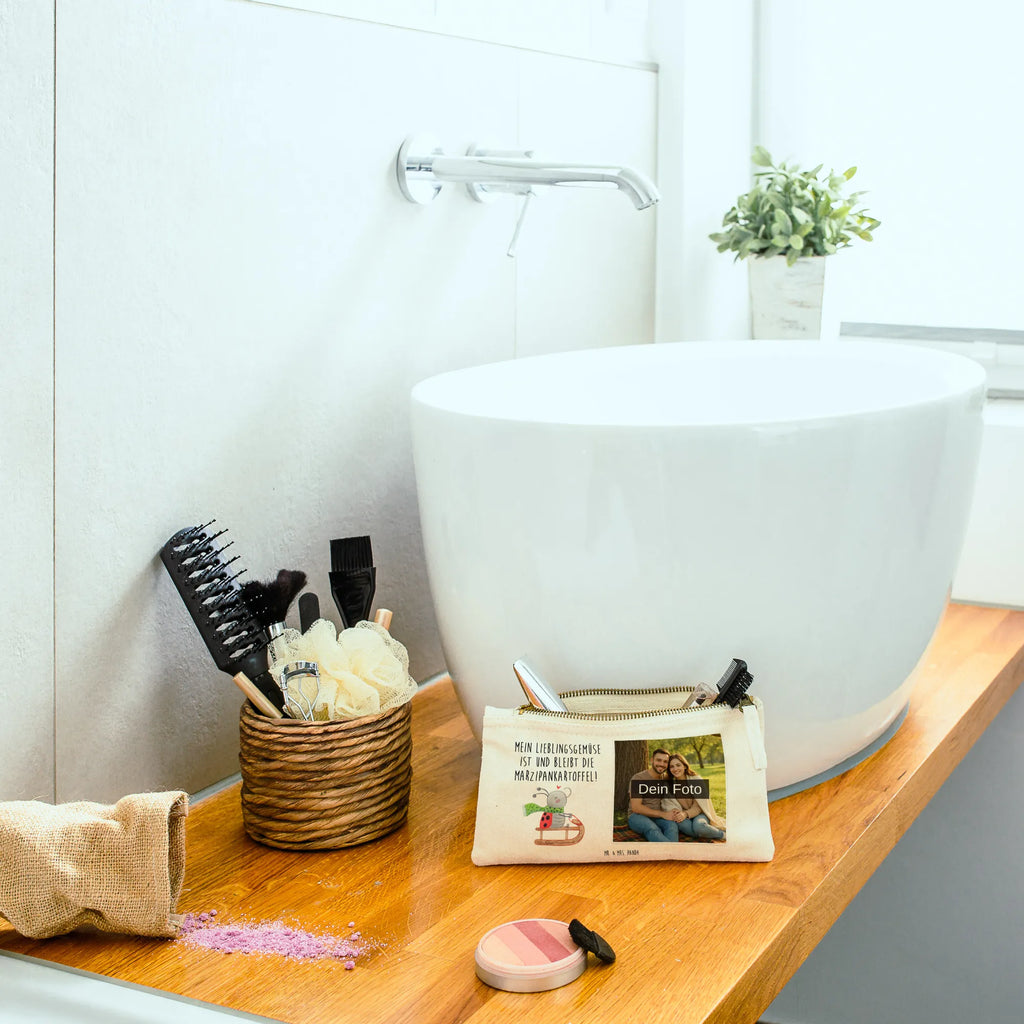 Personalisierte Foto Schminktasche Smörle Rodeln Schminktasche Mit Eigenem Bild, Kulturbeutel Damen Mit Foto, Kosmetiktasche Organizer Mit Foto, Personalisierte Schminktasche Mit Foto, Schminktasche Leder Mit Fotodruck, Make-Up Tasche Mit Foto, Schminktasche Reise Mit Foto, Schminktasche Mit Foto, Schminktasche Nachhaltig Mit Bild, Schminktasche Für Unterwegs Mit Foto, Schminktasche Blumen Mit Foto, Stifteaufbewahrung Mit Bild, Schminktasche Mit Fächern Und Bild, Aufbewahrung Für Schminke Mit Foto, Schminktäschchen Mit Bild, Schminktasche Für Mädchen Mit Foto, Schminktasche Mit Reißverschluss Und Foto, Schminktasche Stoff Mit Eigenem Foto, Kosmetiktasche Mit Foto, Kosmetiktasche Zum Mitnehmen Mit Bild, Schminktasche Zum Aufhängen Mit Bild, Schminktasche Für Teenager Mit Bild, Schminktasche Geschenk Mit Foto, Schminktasche Mit Wunschfoto, Schminktasche Tiermotiv Mit Eigenem Bild, Kosmetiktasche Damen Mit Bild, Schminktasche Mit Muster Und Foto, Reise-Kosmetiktasche Mit Eigenem Motiv, Schminktasche Klein Mit Foto, Schminkbeutel Mit Fotodruck, Kosmetiktasche Für Handtasche Mit Foto, Stiftetasche Mit Eigenem Foto, Schminktasche Groß Mit Bild, Winter, Weihnachten, Weihnachtsdeko, Nikolaus, Advent, Heiligabend, Wintermotiv, Schlittenfahren, Smörle, Marzipan