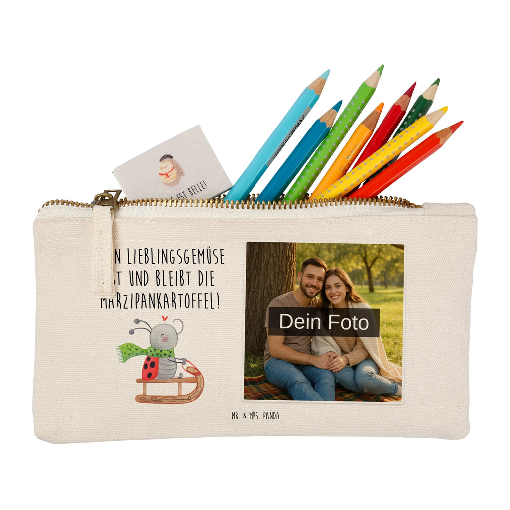 Personalisierte Foto Schminktasche Smörle Rodeln Schminktasche Mit Eigenem Bild, Kulturbeutel Damen Mit Foto, Kosmetiktasche Organizer Mit Foto, Personalisierte Schminktasche Mit Foto, Schminktasche Leder Mit Fotodruck, Make-Up Tasche Mit Foto, Schminktasche Reise Mit Foto, Schminktasche Mit Foto, Schminktasche Nachhaltig Mit Bild, Schminktasche Für Unterwegs Mit Foto, Schminktasche Blumen Mit Foto, Stifteaufbewahrung Mit Bild, Schminktasche Mit Fächern Und Bild, Aufbewahrung Für Schminke Mit Foto, Schminktäschchen Mit Bild, Schminktasche Für Mädchen Mit Foto, Schminktasche Mit Reißverschluss Und Foto, Schminktasche Stoff Mit Eigenem Foto, Kosmetiktasche Mit Foto, Kosmetiktasche Zum Mitnehmen Mit Bild, Schminktasche Zum Aufhängen Mit Bild, Schminktasche Für Teenager Mit Bild, Schminktasche Geschenk Mit Foto, Schminktasche Mit Wunschfoto, Schminktasche Tiermotiv Mit Eigenem Bild, Kosmetiktasche Damen Mit Bild, Schminktasche Mit Muster Und Foto, Reise-Kosmetiktasche Mit Eigenem Motiv, Schminktasche Klein Mit Foto, Schminkbeutel Mit Fotodruck, Kosmetiktasche Für Handtasche Mit Foto, Stiftetasche Mit Eigenem Foto, Schminktasche Groß Mit Bild, Winter, Weihnachten, Weihnachtsdeko, Nikolaus, Advent, Heiligabend, Wintermotiv, Schlittenfahren, Smörle, Marzipan