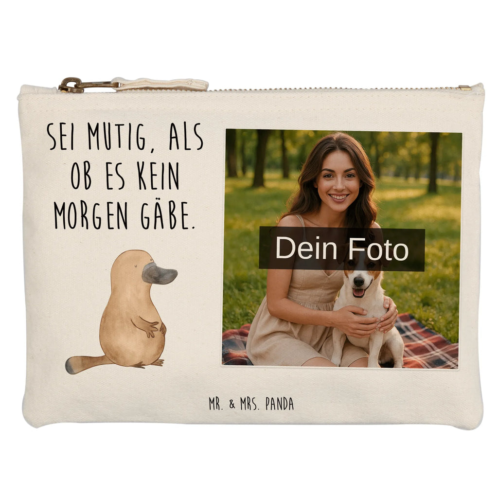 Personalisierte Foto Schminktasche Schnabeltier Mut Schminktasche Für Mädchen Mit Foto, Aufbewahrung Für Schminke Mit Foto, Schminktasche Mit Reißverschluss Und Foto, Schminktasche Zum Aufhängen Mit Bild, Schminktasche Leder Mit Fotodruck, Kosmetiktasche Damen Mit Bild, Schminktasche Für Unterwegs Mit Foto, Schminktasche Klein Mit Foto, Schminktasche Reise Mit Foto, Schminktasche Mit Muster Und Foto, Schminktasche Mit Fächern Und Bild, Schminktäschchen Mit Bild, Kulturbeutel Damen Mit Foto, Stiftetasche Mit Eigenem Foto, Schminktasche Mit Eigenem Bild, Kosmetiktasche Für Handtasche Mit Foto, Schminkbeutel Mit Fotodruck, Kosmetiktasche Zum Mitnehmen Mit Bild, Kosmetiktasche Organizer Mit Foto, Stifteaufbewahrung Mit Bild, Schminktasche Mit Wunschfoto, Schminktasche Stoff Mit Eigenem Foto, Schminktasche Groß Mit Bild, Schminktasche Blumen Mit Foto, Reise-Kosmetiktasche Mit Eigenem Motiv, Schminktasche Für Teenager Mit Bild, Schminktasche Mit Foto, Personalisierte Schminktasche Mit Foto, Kosmetiktasche Mit Foto, Schminktasche Nachhaltig Mit Bild, Schminktasche Geschenk Mit Foto, Make-Up Tasche Mit Foto, Schminktasche Tiermotiv Mit Eigenem Bild, Meerestiere, Meer, Urlaub, Schnabeltiere, mutig, Motivation, Lebensweisheit, Neustart, Raodtrip, Büro, Schnabeltier, Weltreise, Training, Neuanfang, Mut, Arbeit