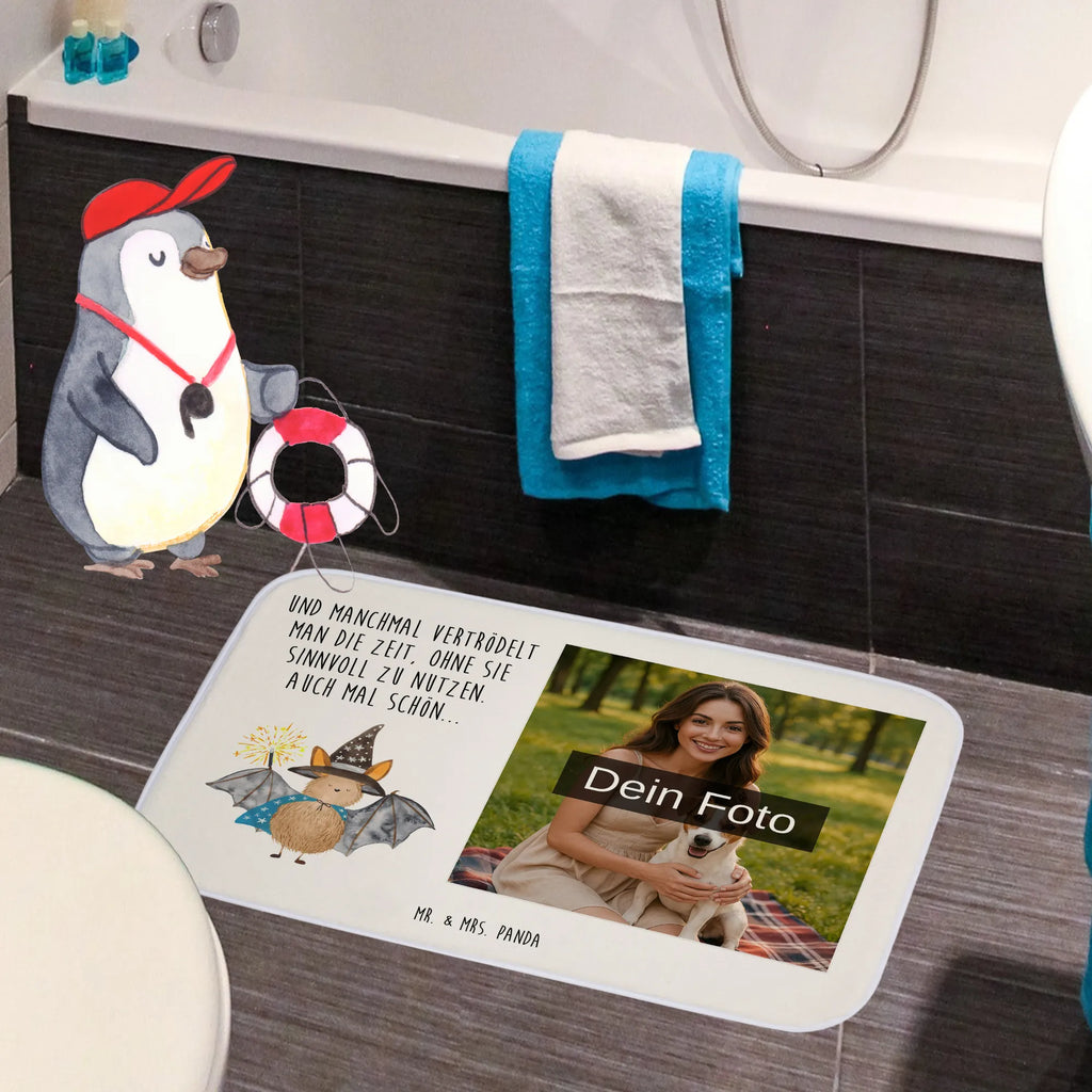 Personalisierte Foto Badematte Fledermaus Zauberer Werbegeschenk Mit Logo, Badematte mit Foto, Saugfähiger Badvorleger Mit Foto, Bad Fußmatte Mit Bild, Badvorleger Mit Foto, Rechteckiger Badvorleger Mit Bild, Badvorleger Mit Bild, Badvorleger Baumwolle Mit Bild, Firmengeschenk Mit Eigenem Logo, Badematte selber gestalten, Werbegeschenk Mit Foto, Badvorleger Selbst Gestalten Mit Foto, Badgarnitur Mit Foto, Badläufer Mit Bild, Badezimmermatte Mit Foto, Moderner Badvorleger Mit Bild, Foto Badvorleger Für Dusche, Badezimmerteppich Mit Foto, Schwarzer Badvorleger Mit Bild, Badvorleger Mit Eigenem Foto, Badvorleger Mit Eigenem Motiv, Badmatte Waschbar Mit Foto, Gäste-WC Badvorleger Mit Foto, Badematte Mit Foto, Weißer Badvorleger Mit Foto, Klassischer Badvorleger Mit Foto, Badvorleger Klein Mit Bild, Badvorleger Groß Mit Foto, Badvorleger Für Badewanne Mit Bild, Badteppich Mit Bild, Design Badvorleger Mit Eigenem Foto, Badvorleger Mit Fotodruck, Gemusterter Badvorleger Mit Bild, Rutschfester Badvorleger Mit Foto, Personaliserter Badvorleger Mit Foto, Teppich Fürs Bad Mit Eigenem Bild, Badvorleger Mikrofaser Mit Foto, Badematten Set Mit Foto, Badematte Rutschfest Mit Foto, Runder Badvorleger Mit Foto, Waschbarer Badvorleger Mit Foto, Weicher Badvorleger Mit Bild, Badvorleger Mit Wunschbild, Vintage Badvorleger Mit Foto, Duschvorleger Mit Foto, Badezimmer Matte Mit Foto, Tiermotive, Gute Laune, lustige Sprüche, Tiere, Frauen, Fledermaus, Zauberer, Magier, Fledermäuse, reinsteigern