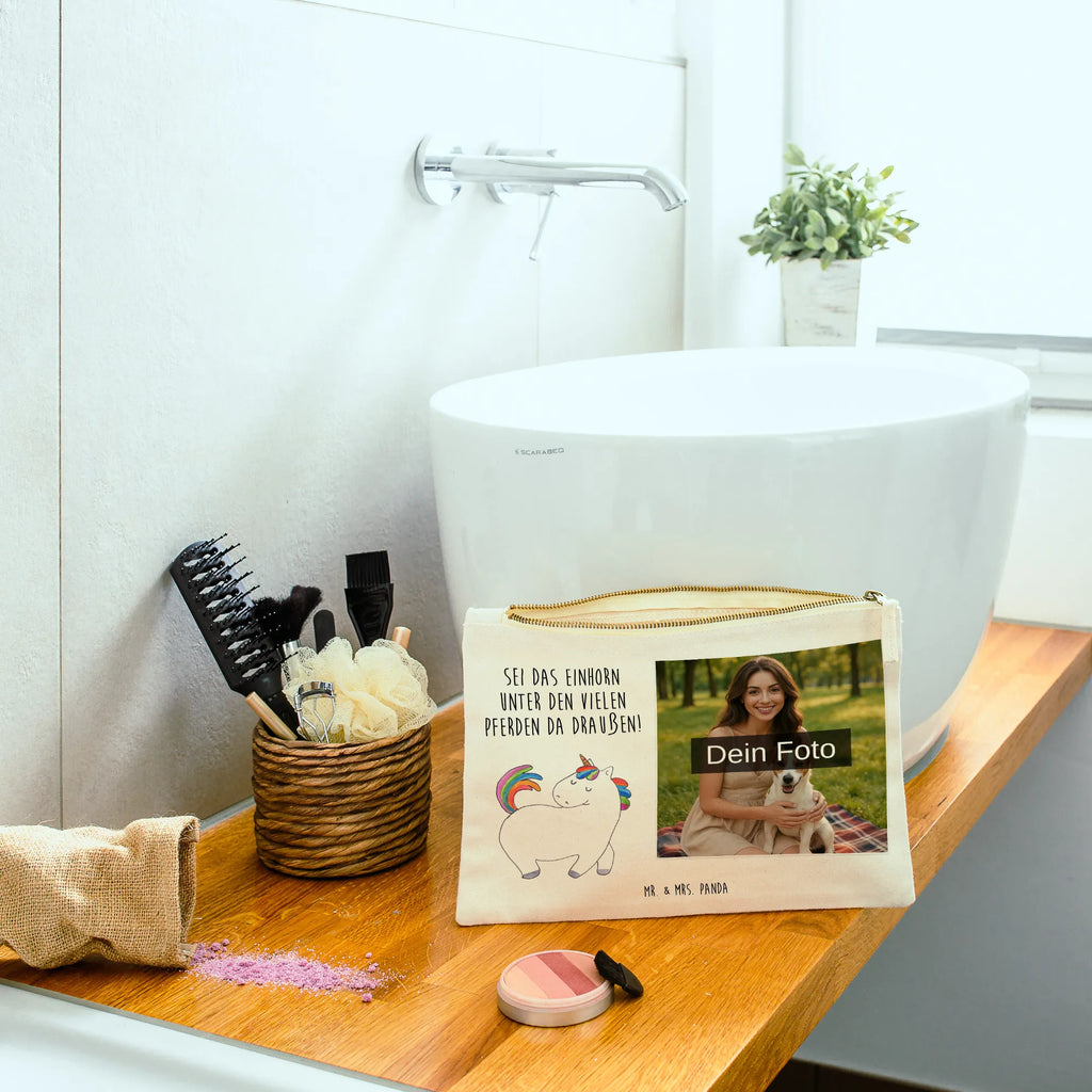 Personalisierte Foto Schminktasche Einhorn Stolzieren Schminktasche Für Unterwegs Mit Foto, Schminktasche Für Mädchen Mit Foto, Schminkbeutel Mit Fotodruck, Schminktasche Für Teenager Mit Bild, Schminktasche Stoff Mit Eigenem Foto, Schminktasche Mit Eigenem Bild, Schminktasche Mit Wunschfoto, Stiftetasche Mit Eigenem Foto, Kosmetiktasche Mit Foto, Schminktasche Tiermotiv Mit Eigenem Bild, Schminktasche Mit Fächern Und Bild, Aufbewahrung Für Schminke Mit Foto, Schminktäschchen Mit Bild, Make-Up Tasche Mit Foto, Reise-Kosmetiktasche Mit Eigenem Motiv, Schminktasche Mit Muster Und Foto, Kulturbeutel Damen Mit Foto, Kosmetiktasche Damen Mit Bild, Schminktasche Mit Foto, Schminktasche Zum Aufhängen Mit Bild, Schminktasche Nachhaltig Mit Bild, Schminktasche Klein Mit Foto, Schminktasche Groß Mit Bild, Schminktasche Blumen Mit Foto, Schminktasche Mit Reißverschluss Und Foto, Personalisierte Schminktasche Mit Foto, Kosmetiktasche Organizer Mit Foto, Schminktasche Leder Mit Fotodruck, Kosmetiktasche Zum Mitnehmen Mit Bild, Schminktasche Reise Mit Foto, Kosmetiktasche Für Handtasche Mit Foto, Schminktasche Geschenk Mit Foto, Stifteaufbewahrung Mit Bild, Einhorn, Einhörner, Einhorn Deko, Unicorn, Freundin, anders, Reiter, bunt, stolz, Pferd, Reiten, Geschenk