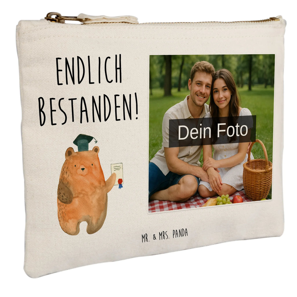 Personalisierte Foto Schminktasche Bär Prüfung Schminktasche Für Unterwegs Mit Foto, Schminktäschchen Mit Bild, Schminktasche Mit Muster Und Foto, Schminktasche Mit Reißverschluss Und Foto, Schminktasche Reise Mit Foto, Schminktasche Tiermotiv Mit Eigenem Bild, Schminktasche Stoff Mit Eigenem Foto, Reise-Kosmetiktasche Mit Eigenem Motiv, Kosmetiktasche Für Handtasche Mit Foto, Kulturbeutel Damen Mit Foto, Schminktasche Mit Eigenem Bild, Schminktasche Mit Wunschfoto, Schminktasche Für Mädchen Mit Foto, Kosmetiktasche Damen Mit Bild, Kosmetiktasche Zum Mitnehmen Mit Bild, Schminktasche Zum Aufhängen Mit Bild, Schminktasche Nachhaltig Mit Bild, Schminktasche Klein Mit Foto, Schminktasche Groß Mit Bild, Schminktasche Mit Foto, Schminktasche Mit Fächern Und Bild, Personalisierte Schminktasche Mit Foto, Aufbewahrung Für Schminke Mit Foto, Schminktasche Für Teenager Mit Bild, Stifteaufbewahrung Mit Bild, Schminktasche Blumen Mit Foto, Kosmetiktasche Mit Foto, Kosmetiktasche Organizer Mit Foto, Schminktasche Leder Mit Fotodruck, Make-Up Tasche Mit Foto, Schminktasche Geschenk Mit Foto, Stiftetasche Mit Eigenem Foto, Schminkbeutel Mit Fotodruck, Bär, Teddy, Teddybär, Prüfung bestanden, Zeugnis, Abitur, Abschluss, Abschlusszeugnis, Prüfungen