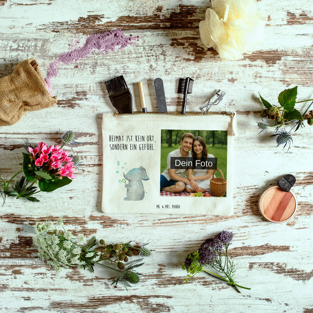 Personalisierte Foto Schminktasche Elefant Seifenblasen Schminktasche Nachhaltig Mit Bild, Kosmetiktasche Organizer Mit Foto, Stifteaufbewahrung Mit Bild, Stiftetasche Mit Eigenem Foto, Schminkbeutel Mit Fotodruck, Schminktasche Mit Eigenem Bild, Schminktasche Tiermotiv Mit Eigenem Bild, Schminktasche Mit Foto, Kosmetiktasche Für Handtasche Mit Foto, Schminktasche Mit Fächern Und Bild, Reise-Kosmetiktasche Mit Eigenem Motiv, Kosmetiktasche Zum Mitnehmen Mit Bild, Schminktasche Für Mädchen Mit Foto, Kulturbeutel Damen Mit Foto, Schminktasche Reise Mit Foto, Personalisierte Schminktasche Mit Foto, Schminktasche Mit Wunschfoto, Schminktasche Mit Muster Und Foto, Schminktasche Groß Mit Bild, Schminktasche Für Teenager Mit Bild, Schminktasche Zum Aufhängen Mit Bild, Schminktasche Leder Mit Fotodruck, Schminktäschchen Mit Bild, Schminktasche Klein Mit Foto, Schminktasche Für Unterwegs Mit Foto, Schminktasche Blumen Mit Foto, Aufbewahrung Für Schminke Mit Foto, Schminktasche Stoff Mit Eigenem Foto, Kosmetiktasche Mit Foto, Kosmetiktasche Damen Mit Bild, Schminktasche Geschenk Mit Foto, Make-Up Tasche Mit Foto, Schminktasche Mit Reißverschluss Und Foto, Tiermotive, Gute Laune, lustige Sprüche, Tiere, Liebe, Liebesbeweis, Liebesspruch, Heimat, Rüsseltier, Elefant, Dickhäuter, Gefühl. Daheim, Elefanten, Seifenblasen