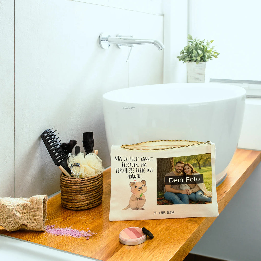 Personalisierte Foto Schminktasche Quokka Happy Schminktasche Mit Muster Und Foto, Schminktasche Mit Fächern Und Bild, Schminkbeutel Mit Fotodruck, Kosmetiktasche Organizer Mit Foto, Stiftetasche Mit Eigenem Foto, Schminktasche Mit Reißverschluss Und Foto, Schminktasche Klein Mit Foto, Stifteaufbewahrung Mit Bild, Schminktasche Blumen Mit Foto, Kulturbeutel Damen Mit Foto, Schminktasche Mit Wunschfoto, Schminktasche Mit Foto, Schminktasche Reise Mit Foto, Aufbewahrung Für Schminke Mit Foto, Kosmetiktasche Zum Mitnehmen Mit Bild, Schminktasche Stoff Mit Eigenem Foto, Schminktasche Groß Mit Bild, Schminktasche Leder Mit Fotodruck, Kosmetiktasche Mit Foto, Kosmetiktasche Damen Mit Bild, Personalisierte Schminktasche Mit Foto, Reise-Kosmetiktasche Mit Eigenem Motiv, Schminktasche Für Teenager Mit Bild, Schminktasche Zum Aufhängen Mit Bild, Schminktäschchen Mit Bild, Make-Up Tasche Mit Foto, Schminktasche Für Unterwegs Mit Foto, Schminktasche Tiermotiv Mit Eigenem Bild, Schminktasche Nachhaltig Mit Bild, Kosmetiktasche Für Handtasche Mit Foto, Schminktasche Geschenk Mit Foto, Schminktasche Mit Eigenem Bild, Schminktasche Für Mädchen Mit Foto, Tiermotive, Gute Laune, lustige Sprüche, Tiere, Niedliches Tier, Verschieben, Aufschieberitis, Lustiger Spruch, Quokka, Dinge erledigen