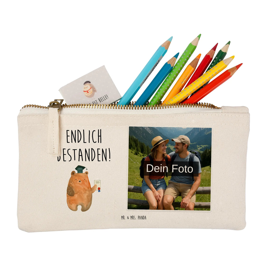 Personalisierte Foto Schminktasche Bär Prüfung Schminktasche Für Unterwegs Mit Foto, Schminktäschchen Mit Bild, Schminktasche Mit Muster Und Foto, Schminktasche Mit Reißverschluss Und Foto, Schminktasche Reise Mit Foto, Schminktasche Tiermotiv Mit Eigenem Bild, Schminktasche Stoff Mit Eigenem Foto, Reise-Kosmetiktasche Mit Eigenem Motiv, Kosmetiktasche Für Handtasche Mit Foto, Kulturbeutel Damen Mit Foto, Schminktasche Mit Eigenem Bild, Schminktasche Mit Wunschfoto, Schminktasche Für Mädchen Mit Foto, Kosmetiktasche Damen Mit Bild, Kosmetiktasche Zum Mitnehmen Mit Bild, Schminktasche Zum Aufhängen Mit Bild, Schminktasche Nachhaltig Mit Bild, Schminktasche Klein Mit Foto, Schminktasche Groß Mit Bild, Schminktasche Mit Foto, Schminktasche Mit Fächern Und Bild, Personalisierte Schminktasche Mit Foto, Aufbewahrung Für Schminke Mit Foto, Schminktasche Für Teenager Mit Bild, Stifteaufbewahrung Mit Bild, Schminktasche Blumen Mit Foto, Kosmetiktasche Mit Foto, Kosmetiktasche Organizer Mit Foto, Schminktasche Leder Mit Fotodruck, Make-Up Tasche Mit Foto, Schminktasche Geschenk Mit Foto, Stiftetasche Mit Eigenem Foto, Schminkbeutel Mit Fotodruck, Bär, Teddy, Teddybär, Prüfung bestanden, Zeugnis, Abitur, Abschluss, Abschlusszeugnis, Prüfungen