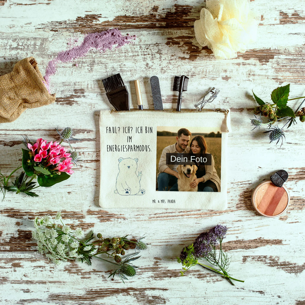 Personalisierte Foto Schminktasche Eisbär Faul Schminktäschchen Mit Bild, Schminktasche Groß Mit Bild, Schminktasche Für Teenager Mit Bild, Schminktasche Mit Fächern Und Bild, Schminktasche Geschenk Mit Foto, Schminktasche Klein Mit Foto, Schminktasche Für Mädchen Mit Foto, Schminktasche Zum Aufhängen Mit Bild, Schminktasche Tiermotiv Mit Eigenem Bild, Kosmetiktasche Mit Foto, Aufbewahrung Für Schminke Mit Foto, Kosmetiktasche Für Handtasche Mit Foto, Stiftetasche Mit Eigenem Foto, Schminktasche Blumen Mit Foto, Schminktasche Mit Wunschfoto, Schminktasche Stoff Mit Eigenem Foto, Personalisierte Schminktasche Mit Foto, Schminktasche Nachhaltig Mit Bild, Schminktasche Mit Foto, Make-Up Tasche Mit Foto, Kulturbeutel Damen Mit Foto, Kosmetiktasche Damen Mit Bild, Stifteaufbewahrung Mit Bild, Schminktasche Mit Reißverschluss Und Foto, Reise-Kosmetiktasche Mit Eigenem Motiv, Kosmetiktasche Zum Mitnehmen Mit Bild, Kosmetiktasche Organizer Mit Foto, Schminktasche Mit Eigenem Bild, Schminktasche Leder Mit Fotodruck, Schminktasche Reise Mit Foto, Schminkbeutel Mit Fotodruck, Schminktasche Für Unterwegs Mit Foto, Schminktasche Mit Muster Und Foto, Bär, Teddy, Teddybär, Büro, Arbeitsplatz, Bürojob, Homeoffice, Eisbär, Relaxen, Faul, Nordpol, Entspannen, Arbeit