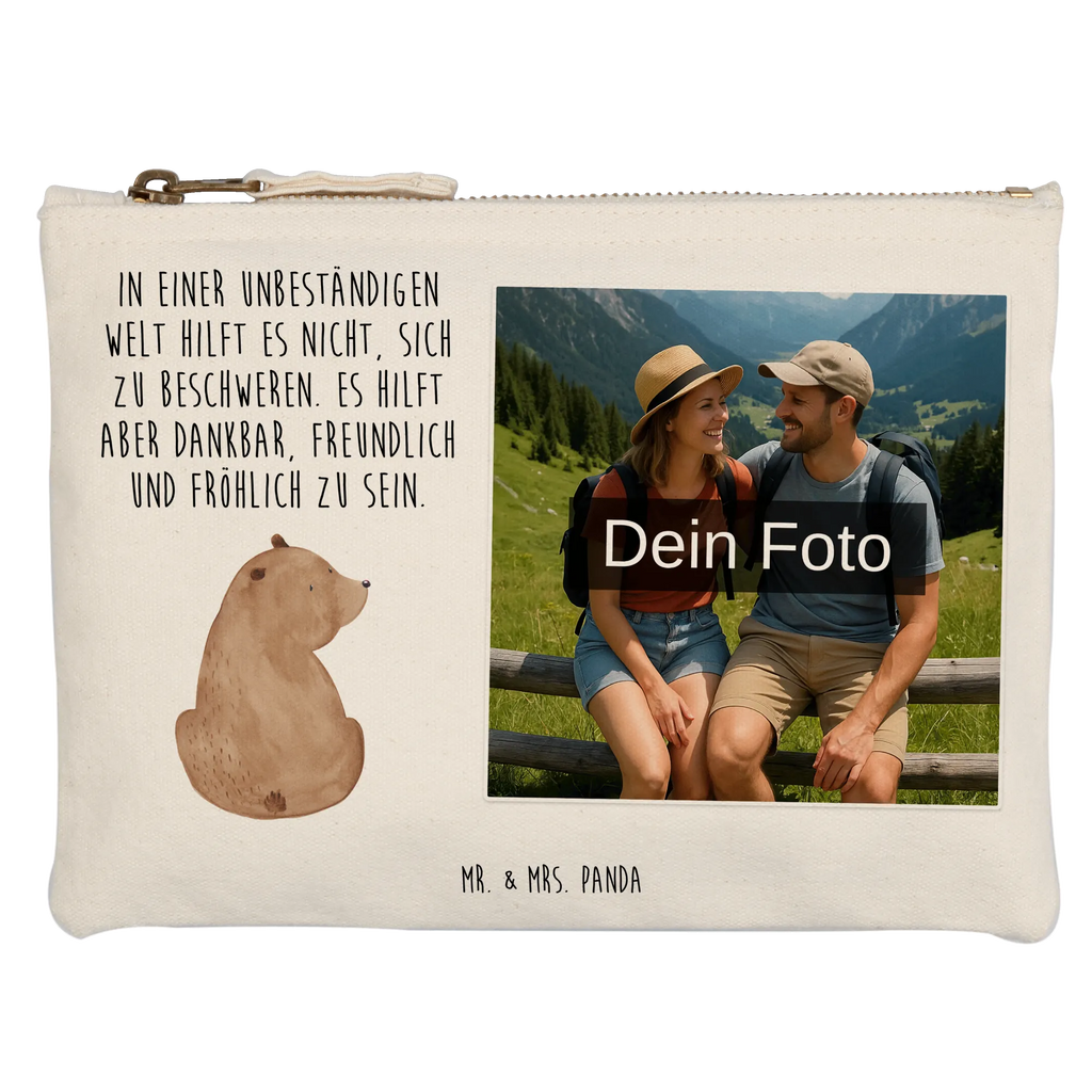 Personalisierte Foto Schminktasche Bär Schulterblick Kosmetiktasche Organizer Mit Foto, Schminktasche Geschenk Mit Foto, Stifteaufbewahrung Mit Bild, Schminktasche Für Unterwegs Mit Foto, Schminktasche Mit Wunschfoto, Schminktasche Mit Foto, Reise-Kosmetiktasche Mit Eigenem Motiv, Kosmetiktasche Für Handtasche Mit Foto, Schminktasche Tiermotiv Mit Eigenem Bild, Schminktäschchen Mit Bild, Schminktasche Stoff Mit Eigenem Foto, Make-Up Tasche Mit Foto, Schminktasche Mit Fächern Und Bild, Kosmetiktasche Mit Foto, Schminktasche Blumen Mit Foto, Schminktasche Reise Mit Foto, Schminktasche Mit Eigenem Bild, Schminktasche Mit Muster Und Foto, Schminkbeutel Mit Fotodruck, Schminktasche Klein Mit Foto, Schminktasche Zum Aufhängen Mit Bild, Schminktasche Leder Mit Fotodruck, Kosmetiktasche Damen Mit Bild, Schminktasche Für Teenager Mit Bild, Schminktasche Groß Mit Bild, Kosmetiktasche Zum Mitnehmen Mit Bild, Kulturbeutel Damen Mit Foto, Schminktasche Mit Reißverschluss Und Foto, Personalisierte Schminktasche Mit Foto, Stiftetasche Mit Eigenem Foto, Schminktasche Nachhaltig Mit Bild, Aufbewahrung Für Schminke Mit Foto, Schminktasche Für Mädchen Mit Foto, Bär, Teddy, Teddybär, Weltansicht, Selbstachtung, Bären, Motivation, Bärenliebe, Weisheit