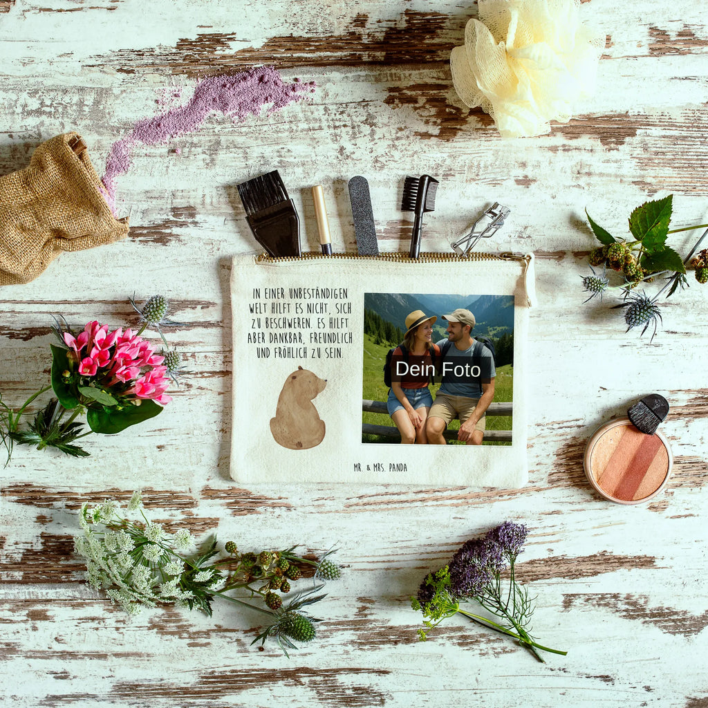 Personalisierte Foto Schminktasche Bär Schulterblick Kosmetiktasche Organizer Mit Foto, Schminktasche Geschenk Mit Foto, Stifteaufbewahrung Mit Bild, Schminktasche Für Unterwegs Mit Foto, Schminktasche Mit Wunschfoto, Schminktasche Mit Foto, Reise-Kosmetiktasche Mit Eigenem Motiv, Kosmetiktasche Für Handtasche Mit Foto, Schminktasche Tiermotiv Mit Eigenem Bild, Schminktäschchen Mit Bild, Schminktasche Stoff Mit Eigenem Foto, Make-Up Tasche Mit Foto, Schminktasche Mit Fächern Und Bild, Kosmetiktasche Mit Foto, Schminktasche Blumen Mit Foto, Schminktasche Reise Mit Foto, Schminktasche Mit Eigenem Bild, Schminktasche Mit Muster Und Foto, Schminkbeutel Mit Fotodruck, Schminktasche Klein Mit Foto, Schminktasche Zum Aufhängen Mit Bild, Schminktasche Leder Mit Fotodruck, Kosmetiktasche Damen Mit Bild, Schminktasche Für Teenager Mit Bild, Schminktasche Groß Mit Bild, Kosmetiktasche Zum Mitnehmen Mit Bild, Kulturbeutel Damen Mit Foto, Schminktasche Mit Reißverschluss Und Foto, Personalisierte Schminktasche Mit Foto, Stiftetasche Mit Eigenem Foto, Schminktasche Nachhaltig Mit Bild, Aufbewahrung Für Schminke Mit Foto, Schminktasche Für Mädchen Mit Foto, Bär, Teddy, Teddybär, Weltansicht, Selbstachtung, Bären, Motivation, Bärenliebe, Weisheit