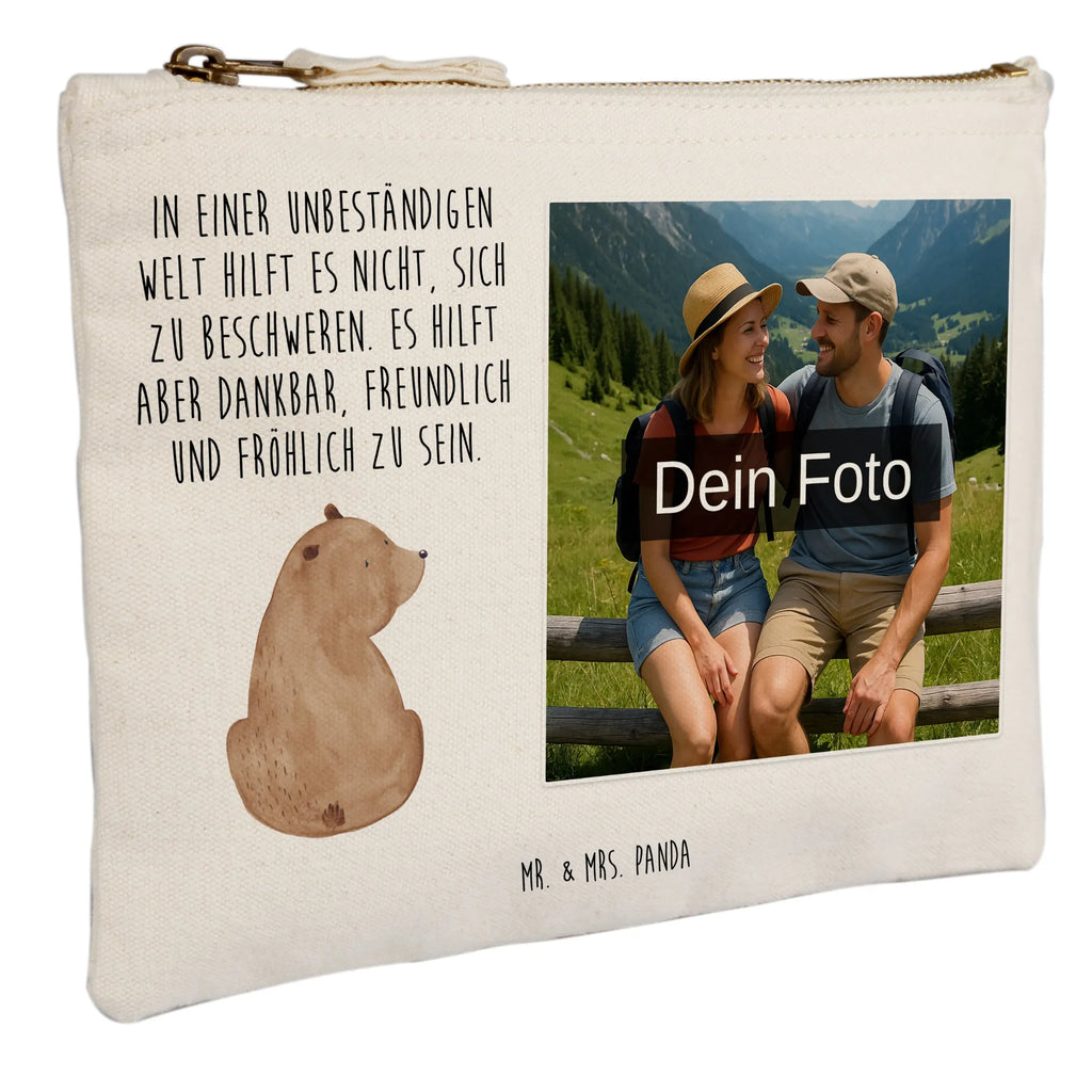 Personalisierte Foto Schminktasche Bär Schulterblick Kosmetiktasche Organizer Mit Foto, Schminktasche Geschenk Mit Foto, Stifteaufbewahrung Mit Bild, Schminktasche Für Unterwegs Mit Foto, Schminktasche Mit Wunschfoto, Schminktasche Mit Foto, Reise-Kosmetiktasche Mit Eigenem Motiv, Kosmetiktasche Für Handtasche Mit Foto, Schminktasche Tiermotiv Mit Eigenem Bild, Schminktäschchen Mit Bild, Schminktasche Stoff Mit Eigenem Foto, Make-Up Tasche Mit Foto, Schminktasche Mit Fächern Und Bild, Kosmetiktasche Mit Foto, Schminktasche Blumen Mit Foto, Schminktasche Reise Mit Foto, Schminktasche Mit Eigenem Bild, Schminktasche Mit Muster Und Foto, Schminkbeutel Mit Fotodruck, Schminktasche Klein Mit Foto, Schminktasche Zum Aufhängen Mit Bild, Schminktasche Leder Mit Fotodruck, Kosmetiktasche Damen Mit Bild, Schminktasche Für Teenager Mit Bild, Schminktasche Groß Mit Bild, Kosmetiktasche Zum Mitnehmen Mit Bild, Kulturbeutel Damen Mit Foto, Schminktasche Mit Reißverschluss Und Foto, Personalisierte Schminktasche Mit Foto, Stiftetasche Mit Eigenem Foto, Schminktasche Nachhaltig Mit Bild, Aufbewahrung Für Schminke Mit Foto, Schminktasche Für Mädchen Mit Foto, Bär, Teddy, Teddybär, Weltansicht, Selbstachtung, Bären, Motivation, Bärenliebe, Weisheit