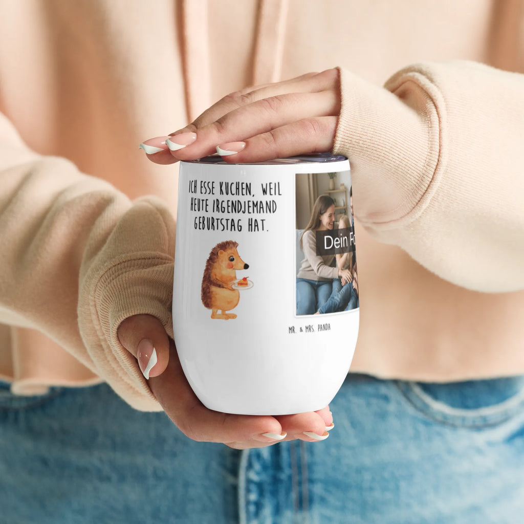 Personalisierter Foto Weinbecher Igel Kuchenstück Reise-Weinbecher Mit Foto, Foto-Becher Für Weinliebhaber, Weinglas Mit Fotodruck, Thermo-Weinbecher Mit Bild, Weinbecher Aus Edelstahl Mit Foto, Umweltfreundliches Weinglas Mit Wunschfoto, Weinglas Für Zuhause Mit Fotomotiv, Trinkbecher Wein Mit Bild, Weinbecher Für Picknick Mit Wunschfoto, Weinkelch Aus Glas Mit Fotodruck, Rustikaler Weinbecher Mit Foto, Weinbecher Mit Haustierfoto, Spülmaschinenfestes Weinglas Mit Bild, Universalglas Mit Fotomotiv, Weinbecher Mit Collage, Kunststoff-Weinglas Mit Wunschfoto, Weinbecher Mit Foto, Acryl-Weinbecher Mit Fotodruck, Geschenk-Weinbecher Mit Foto, Weinbecher Mit Lieblingsfoto, Modernes Weinglas Mit Eigenem Foto, Stapelbares Weinglas Mit Fotodruck, Weinglas Für Party Mit Bild, Weinbecher Mit Urlaubsbild, Weinbecher Mit Wunschfoto, Becher Für Wein Mit Fotomotiv, Weinbecher Für Camping Mit Fotodruck, Fotogeschenk Weinbecher, Personalisierter Weinbecher Mit Bild, Kristallglas Mit Wunschfoto, Klassisches Weinglas Mit Wunschbild, Foto-Weinglas Für Hochzeit, Öko Weinglas Mit Foto, Mundgeblasenes Weinglas Mit Foto, Bambus-Weinbecher Mit Foto, Kelchglas Mit Eigenem Foto, Weinbecher Mit Familienfoto, Tiermotive, Gute Laune, lustige Sprüche, Tiere, Torte, Einladung Party, Backen Geschenk, Kuchen backen, Kuchen, Essen Spruch, Igel, Geburtstagskuchen