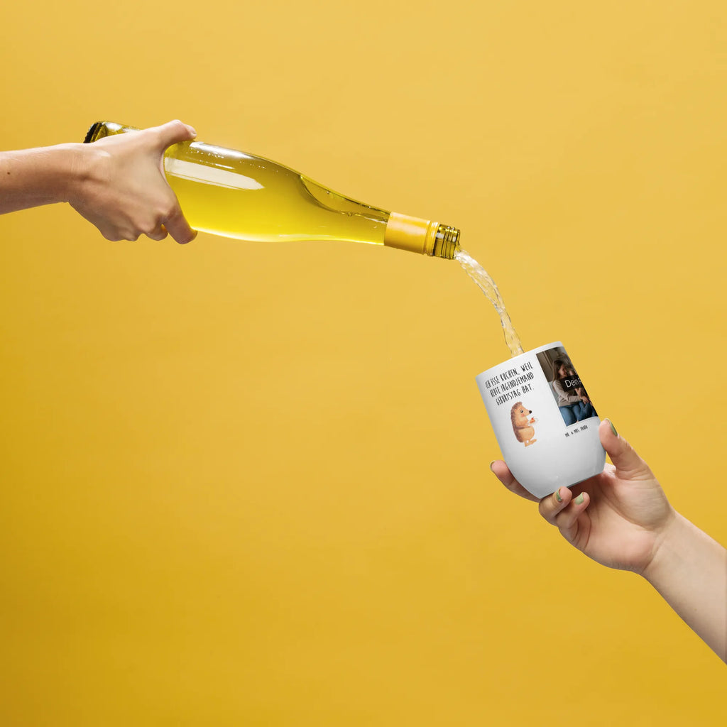 Personalisierter Foto Weinbecher Igel Kuchenstück Reise-Weinbecher Mit Foto, Foto-Becher Für Weinliebhaber, Weinglas Mit Fotodruck, Thermo-Weinbecher Mit Bild, Weinbecher Aus Edelstahl Mit Foto, Umweltfreundliches Weinglas Mit Wunschfoto, Weinglas Für Zuhause Mit Fotomotiv, Trinkbecher Wein Mit Bild, Weinbecher Für Picknick Mit Wunschfoto, Weinkelch Aus Glas Mit Fotodruck, Rustikaler Weinbecher Mit Foto, Weinbecher Mit Haustierfoto, Spülmaschinenfestes Weinglas Mit Bild, Universalglas Mit Fotomotiv, Weinbecher Mit Collage, Kunststoff-Weinglas Mit Wunschfoto, Weinbecher Mit Foto, Acryl-Weinbecher Mit Fotodruck, Geschenk-Weinbecher Mit Foto, Weinbecher Mit Lieblingsfoto, Modernes Weinglas Mit Eigenem Foto, Stapelbares Weinglas Mit Fotodruck, Weinglas Für Party Mit Bild, Weinbecher Mit Urlaubsbild, Weinbecher Mit Wunschfoto, Becher Für Wein Mit Fotomotiv, Weinbecher Für Camping Mit Fotodruck, Fotogeschenk Weinbecher, Personalisierter Weinbecher Mit Bild, Kristallglas Mit Wunschfoto, Klassisches Weinglas Mit Wunschbild, Foto-Weinglas Für Hochzeit, Öko Weinglas Mit Foto, Mundgeblasenes Weinglas Mit Foto, Bambus-Weinbecher Mit Foto, Kelchglas Mit Eigenem Foto, Weinbecher Mit Familienfoto, Tiermotive, Gute Laune, lustige Sprüche, Tiere, Torte, Einladung Party, Backen Geschenk, Kuchen backen, Kuchen, Essen Spruch, Igel, Geburtstagskuchen