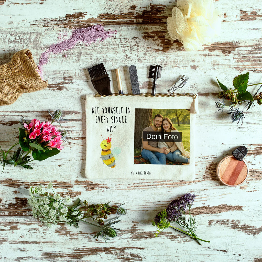 Personalisierte Foto Schminktasche Biene Blume Schminkbeutel Mit Fotodruck, Schminktasche Mit Foto, Kosmetiktasche Organizer Mit Foto, Stifteaufbewahrung Mit Bild, Schminktasche Nachhaltig Mit Bild, Schminktasche Blumen Mit Foto, Schminktasche Für Mädchen Mit Foto, Kosmetiktasche Mit Foto, Schminktasche Für Teenager Mit Bild, Kosmetiktasche Damen Mit Bild, Schminktasche Für Unterwegs Mit Foto, Schminktasche Zum Aufhängen Mit Bild, Schminktasche Klein Mit Foto, Schminktäschchen Mit Bild, Schminktasche Leder Mit Fotodruck, Aufbewahrung Für Schminke Mit Foto, Schminktasche Tiermotiv Mit Eigenem Bild, Schminktasche Mit Eigenem Bild, Schminktasche Mit Muster Und Foto, Kosmetiktasche Für Handtasche Mit Foto, Reise-Kosmetiktasche Mit Eigenem Motiv, Schminktasche Mit Fächern Und Bild, Schminktasche Stoff Mit Eigenem Foto, Stiftetasche Mit Eigenem Foto, Kosmetiktasche Zum Mitnehmen Mit Bild, Schminktasche Geschenk Mit Foto, Schminktasche Groß Mit Bild, Schminktasche Mit Reißverschluss Und Foto, Schminktasche Reise Mit Foto, Kulturbeutel Damen Mit Foto, Personalisierte Schminktasche Mit Foto, Make-Up Tasche Mit Foto, Schminktasche Mit Wunschfoto, Biene, Wespe, Hummel