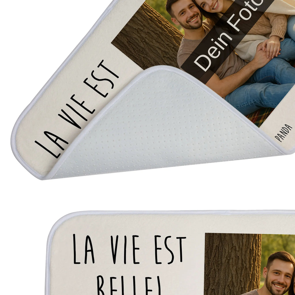 Personalisierte Foto Badematte Eule Frankreich Gemusterter Badvorleger Mit Bild, Badteppich Mit Bild, Werbegeschenk Mit Foto, Firmengeschenk Mit Eigenem Logo, Badematte mit Foto, Moderner Badvorleger Mit Bild, Werbegeschenk Mit Logo, Runder Badvorleger Mit Foto, Badgarnitur Mit Foto, Design Badvorleger Mit Eigenem Foto, Duschvorleger Mit Foto, Badvorleger Mit Eigenem Foto, Badvorleger Mit Fotodruck, Badvorleger Selbst Gestalten Mit Foto, Badmatte Waschbar Mit Foto, Foto Badvorleger Für Dusche, Gäste-WC Badvorleger Mit Foto, Rechteckiger Badvorleger Mit Bild, Badvorleger Mit Foto, Badvorleger Mit Bild, Weicher Badvorleger Mit Bild, Badvorleger Mit Wunschbild, Badematte Rutschfest Mit Foto, Badematten Set Mit Foto, Badläufer Mit Bild, Badvorleger Mikrofaser Mit Foto, Badezimmermatte Mit Foto, Teppich Fürs Bad Mit Eigenem Bild, Weißer Badvorleger Mit Foto, Bad Fußmatte Mit Bild, Badvorleger Baumwolle Mit Bild, Schwarzer Badvorleger Mit Bild, Vintage Badvorleger Mit Foto, Badezimmer Matte Mit Foto, Badvorleger Mit Eigenem Motiv, Badvorleger Klein Mit Bild, Badezimmerteppich Mit Foto, Badvorleger Für Badewanne Mit Bild, Badvorleger Groß Mit Foto, Badematte Mit Foto, Badematte selber gestalten, Saugfähiger Badvorleger Mit Foto, Rutschfester Badvorleger Mit Foto, Waschbarer Badvorleger Mit Foto, Personaliserter Badvorleger Mit Foto, Klassischer Badvorleger Mit Foto, Eule, Owl, Eulen, La vie est belle, hibou, Spruch Französisch, Frankreich, Spruch schön, Eule Deko, das Leben ist schön