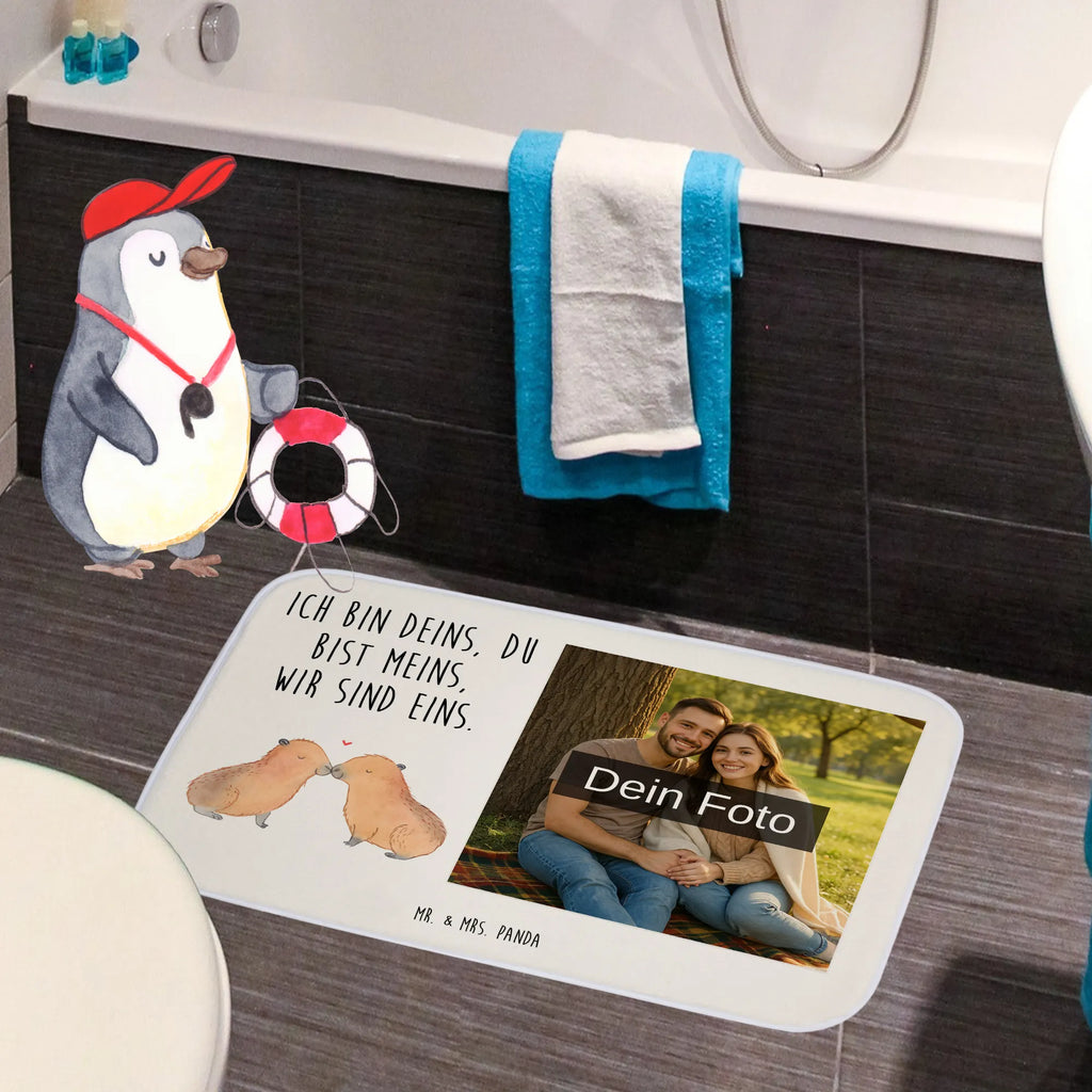Personalisierte Foto Badematte Capybara Liebe Moderner Badvorleger Mit Bild, Badvorleger Mit Eigenem Foto, Badvorleger Mikrofaser Mit Foto, Badvorleger Mit Eigenem Motiv, Badvorleger Mit Wunschbild, Weicher Badvorleger Mit Bild, Badvorleger Selbst Gestalten Mit Foto, Badematte Mit Foto, Badematte Rutschfest Mit Foto, Foto Badvorleger Für Dusche, Werbegeschenk Mit Foto, Weißer Badvorleger Mit Foto, Badteppich Mit Bild, Badvorleger Mit Fotodruck, Schwarzer Badvorleger Mit Bild, Badematte mit Foto, Badvorleger Mit Foto, Badematte selber gestalten, Teppich Fürs Bad Mit Eigenem Bild, Badezimmermatte Mit Foto, Badläufer Mit Bild, Gäste-WC Badvorleger Mit Foto, Vintage Badvorleger Mit Foto, Runder Badvorleger Mit Foto, Werbegeschenk Mit Logo, Firmengeschenk Mit Eigenem Logo, Klassischer Badvorleger Mit Foto, Design Badvorleger Mit Eigenem Foto, Badvorleger Baumwolle Mit Bild, Badematten Set Mit Foto, Duschvorleger Mit Foto, Waschbarer Badvorleger Mit Foto, Personaliserter Badvorleger Mit Foto, Rechteckiger Badvorleger Mit Bild, Badezimmerteppich Mit Foto, Badmatte Waschbar Mit Foto, Saugfähiger Badvorleger Mit Foto, Rutschfester Badvorleger Mit Foto, Badvorleger Groß Mit Foto, Gemusterter Badvorleger Mit Bild, Badgarnitur Mit Foto, Badvorleger Mit Bild, Badvorleger Klein Mit Bild, Badvorleger Für Badewanne Mit Bild, Bad Fußmatte Mit Bild, Badezimmer Matte Mit Foto, Tiermotive, Gute Laune, lustige Sprüche, Tiere, Romantisches Geschenk, Handgezeichnet, Ehejubiläum, Beziehung, Ich bin deins, Paar, Capybara, Tierliebe, verliebt, Liebesspruch, Kuschel Capybaras, Du bist meins, Verschmolzen, Partnertiere, Jahrestag, Liebe, Valentinstag, Geschenkidee, Liebesbeweis, Herzlich