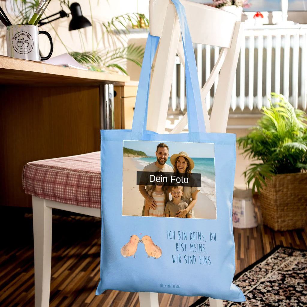 Personalisierte Foto Tragetasche Capybara Liebe Personalisierte Foto Tragetasche, Tiermotive, Gute Laune, lustige Sprüche, Tiere, Capybara, Liebe, verliebt, Paar, Jahrestag, Kuschel Capybaras, Tierliebe, Romantisches Geschenk, Handgezeichnet, Verschmolzen, Geschenkidee, Beziehung, Partnertiere, Ich bin deins, Du bist meins, Liebesspruch, Herzlich, Valentinstag, Ehejubiläum, Liebesbeweis