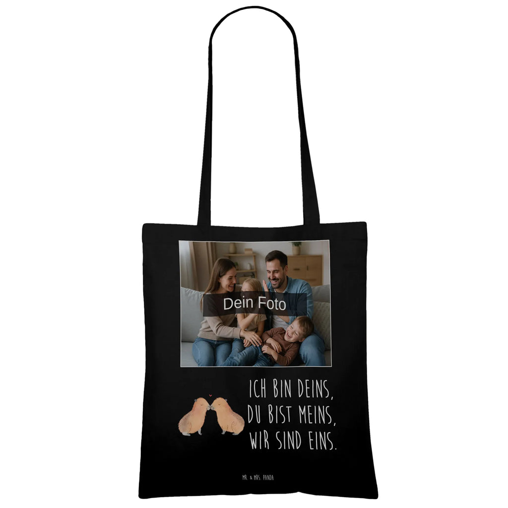 Personalisierte Foto Tragetasche Capybara Liebe Personalisierte Foto Tragetasche, Tiermotive, Gute Laune, lustige Sprüche, Tiere, Capybara, Liebe, verliebt, Paar, Jahrestag, Kuschel Capybaras, Tierliebe, Romantisches Geschenk, Handgezeichnet, Verschmolzen, Geschenkidee, Beziehung, Partnertiere, Ich bin deins, Du bist meins, Liebesspruch, Herzlich, Valentinstag, Ehejubiläum, Liebesbeweis