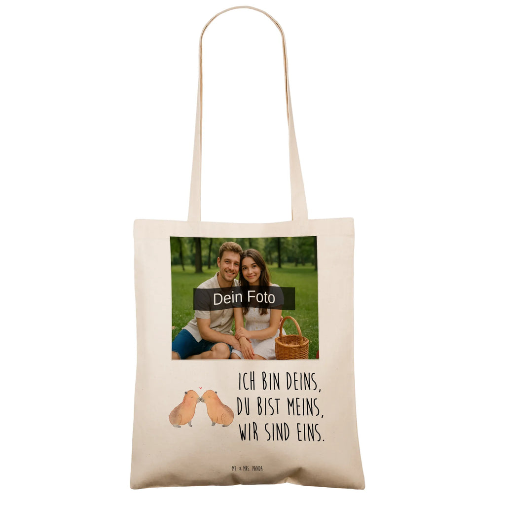 Personalisierte Foto Tragetasche Capybara Liebe Personalisierte Foto Tragetasche, Tiermotive, Gute Laune, lustige Sprüche, Tiere, Capybara, Liebe, verliebt, Paar, Jahrestag, Kuschel Capybaras, Tierliebe, Romantisches Geschenk, Handgezeichnet, Verschmolzen, Geschenkidee, Beziehung, Partnertiere, Ich bin deins, Du bist meins, Liebesspruch, Herzlich, Valentinstag, Ehejubiläum, Liebesbeweis