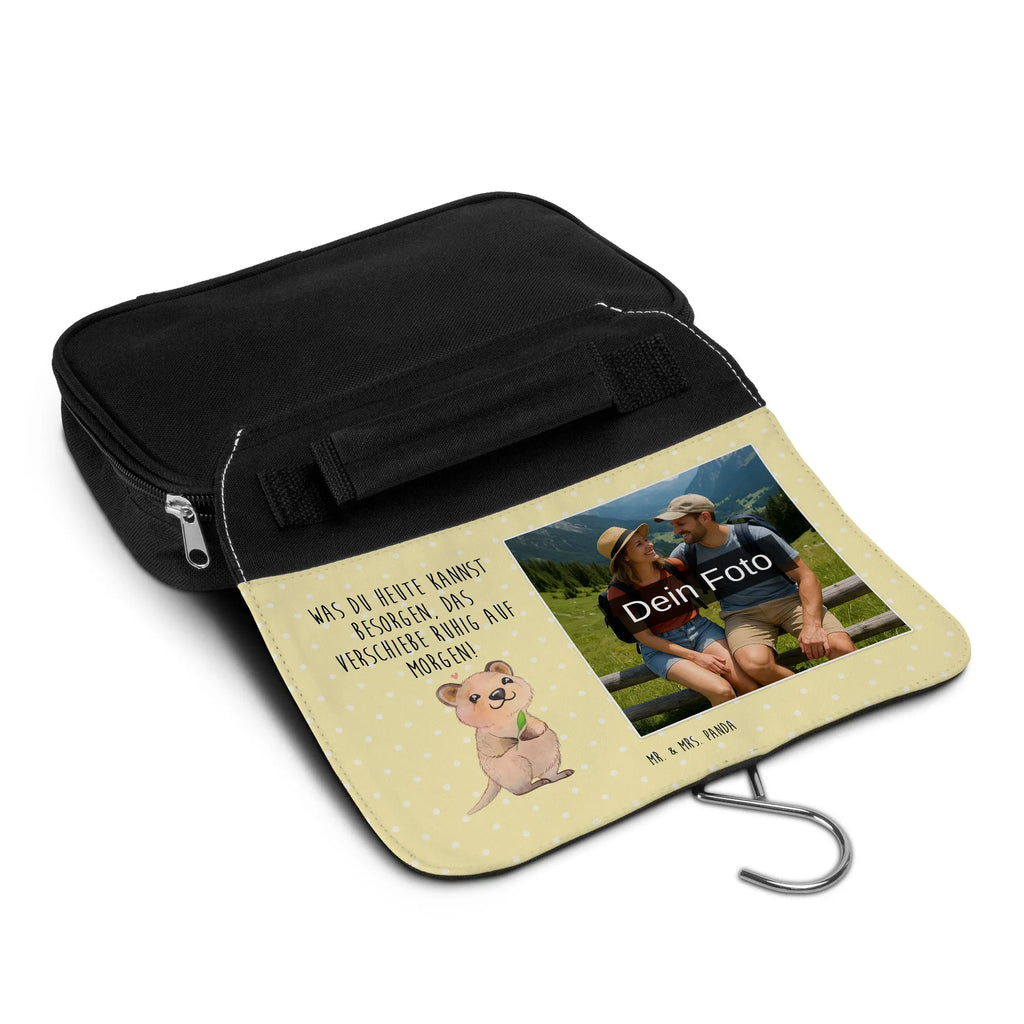 Personalisierter Foto Kulturbeutel Quokka Happy Kulturbeutel Als Geschenk Mit Wunschfoto, Filz Kulturbeutel Mit Wunschbild, Kulturbeutel Set Mit Wunschfoto, Kulturbeutel Groß Mit Foto, Kulturbeutel Kinder Mit Wunschfoto, Toilettentasche Mit Wunschbild, Waschbeutel Mit Eigenem Foto, Wasserdichter Kulturbeutel Mit Bild, Kulturbeutel Selbst Gestalten Mit Foto, Kulturbeutel Mit Haken Und Bild, Leder Kulturbeutel Mit Foto, Kulturbeutel Mit Urlaubserinnerung, Kulturbeutel Mit Fächern Und Foto, Fotogeschenk Kulturbeutel, Personalisierter Kulturbeutel Mit Wunschfoto, Kompakter Kulturbeutel Mit Wunschfoto, Kulturbeutel Mit Haustierfoto, Kulturbeutel Für Reisen Mit Foto, Kulturbeutel Mit Foto, Kulturbeutel Herren Mit Bild, Kosmetiktasche Mit Foto, Kunststoff Kulturbeutel Mit Foto, Nachhaltiger Kulturbeutel Mit Wunschfoto, Kulturbeutel Mit Familienfoto, Kulturbeutel Damen Mit Foto, Kulturbeutel Klein Mit Bild, Kulturbeutel Mit Reißverschluss Und Foto, Transparenter Kulturbeutel Mit Foto, Reisebeutel Mit Foto, Kulturbeutel Mit Kinderbild, Kulturtasche Mit Bild, Kulturbeutel Zum Aufhängen Mit Foto, Kulturbeutel Mit Spiegel Und Wunschbild, Kulturbeutel Stoff Mit Foto, Kulturbeutel Baumwolle Mit Wunschbild, Necessaire Mit Bild, Tiermotive, Gute Laune, lustige Sprüche, Tiere, Niedliches Tier, Quokka, Dinge erledigen, Aufschieberitis, Lustiger Spruch, Verschieben