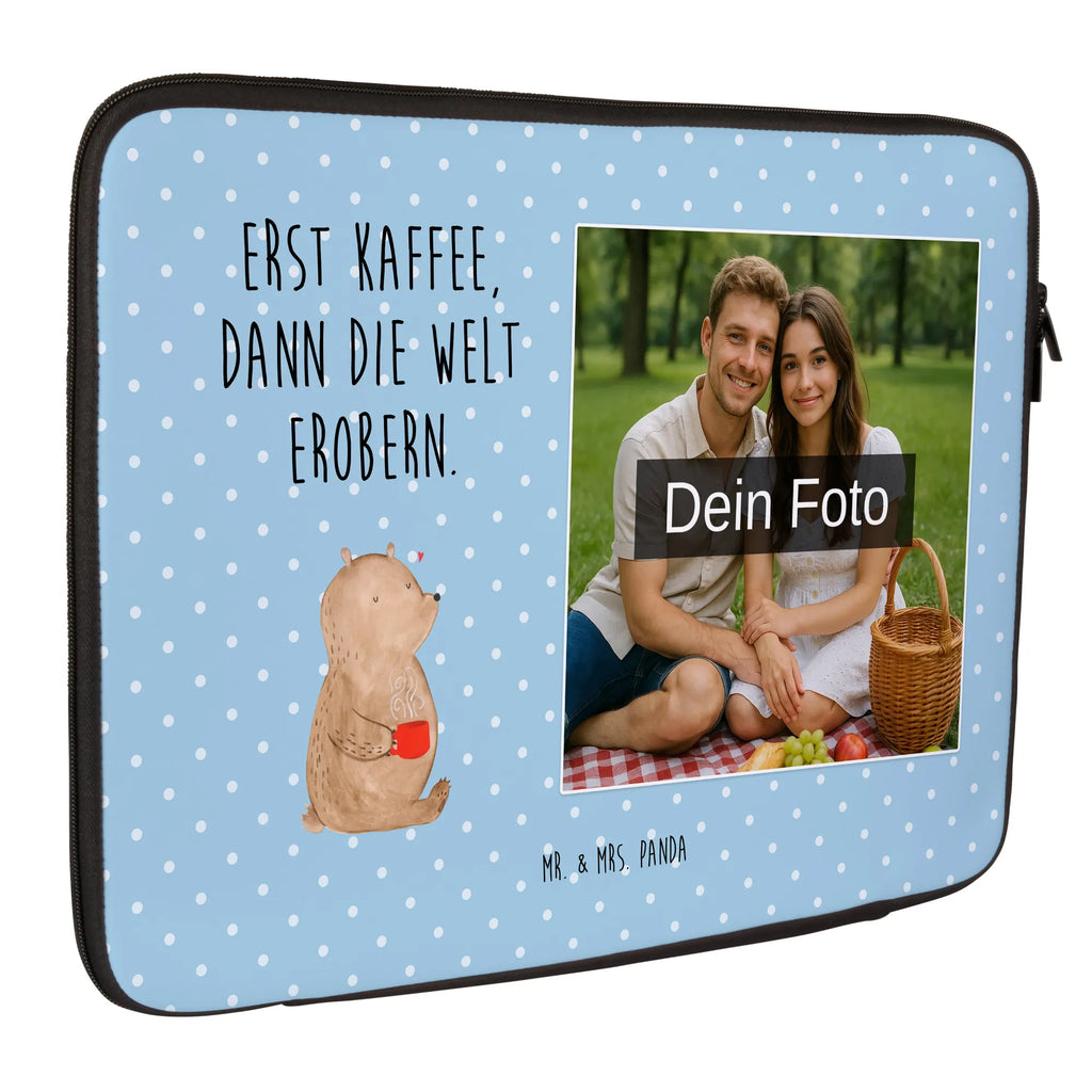 Personalisierte Foto Notebook Tasche Bär Kaffee Business Notebooktasche Mit Foto, Notebooktasche Für 17 Zoll Mit Foto, Studenten-Notebooktasche Mit Foto., Notebook-Aktentasche Mit Foto, Notebooktasche Mit Zubehörfach Und Bild, Rucksackstil Notebooktasche Mit Foto, Notebook-Tasche Aus Canvas Mit Fotodruck, Notebooktasche Mit Reißverschluss Und Foto, Wasserfeste Notebooktasche Mit Wunschfoto, Laptop-Umhängetasche Mit Wunschbild, Laptoptasche Mit Fotodruck, Gepolsterte Notebooktasche Mit Foto, Notebooktasche Für Damen Mit Fotomotiv, Personalisierte Notebooktasche Mit Bild, Laptop-Rucksack Mit Eigenem Bild, Notebookhülle Mit Wunschfoto, Casual Notebooktasche Mit Wunschfoto, Notebook-Umhängetasche Mit Foto, Leichte Notebooktasche Mit Foto, Notebook-Rucksack Mit Fotodruck, Klassische Notebooktasche Mit Wunschbild, Notebooktasche Für 13 Zoll Mit Fotodruck, Notebooktasche Mit Schultergurt Und Bild, Vintage Notebooktasche Mit Foto, Notebook-Sleeve Mit Fotopersonalisierung, Ergonomische Notebooktasche Mit Fotodruck, Robuste Notebooktasche Mit Wunschfoto, Notebooktasche Mit Foto, Notebooktasche Mit Organizerfach Und Foto, Laptop-Messenger-Bag Mit Wunschfoto, Notebook-Tasche Aus Leder Mit Bild, Notebooktasche Für Herren Mit Foto, Büro-Notebooktasche Mit Wunschbild, Notebooktasche Für 15 Zoll Mit Wunschbild, Notebooktasche Mit Tragegriff Und Fotodruck, Laptop-Case Mit Eigenem Foto, Laptop-Aktentasche Mit Fotomotiv, Slim Notebooktasche Mit Fotodruck, Notebook-Tasche Aus Neopren Mit Foto, Notebook-Querträger Mit Foto, Reisegeeignete Notebooktasche Mit Foto, Notebook-Tasche Aus Nylon Mit Wunschbild, Moderne Notebooktasche Mit Fotodruck, Minimalistische Notebooktasche Mit Fotodruck, Bär, Teddy, Teddybär, Bären, Kaffee, Morgenroutine, guten Morgen, Coffee, Motivation, Welt erobern, Welt retten