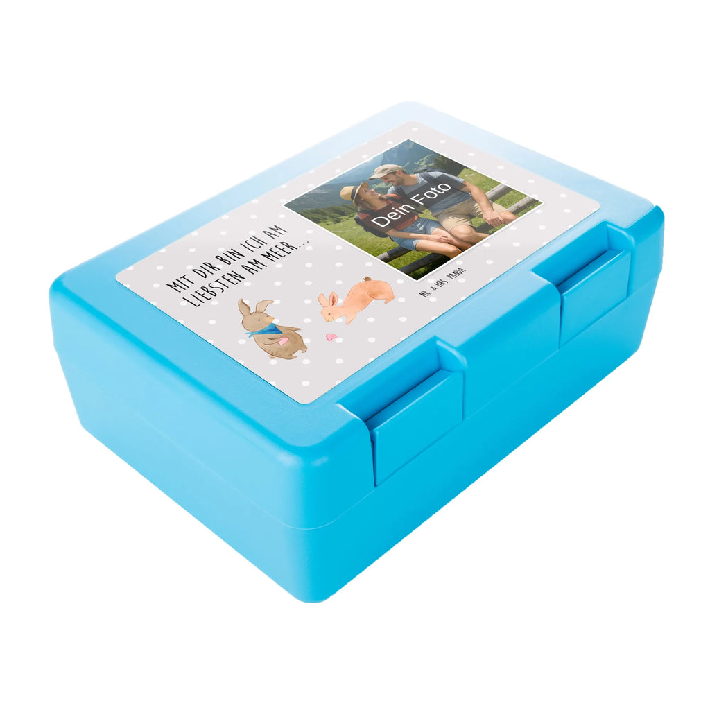 Personalisierte Foto Brotdose Hasen Muschel Lunchbox Mit Foto, Brotdose Mit Wunschfoto, Brotdose Mit Foto Und Wunschtext, Auslaufsichere Brotdose Mit Foto, Nachhaltige Brotdose Mit Foto, BPA-Freie Brotdose Mit Bild, Snackbox Mit Bild, Brotdose Für Mädchen Mit Foto, Brotdose Für Jungen Mit Bild, Foto Brotdose, Brotdose Kinder Mit Foto, Frühstücksdose Mit Foto, Brotdose Kindergarten Mit Wunschbild, Pausenbrotbox Mit Wunschfoto, Brotdose Mit Eigenem Bild, Brotbox Mit Foto, Design Brotdose Mit Wunschfoto, Brotdose Mit Bild Und Namen, Brotdose Büro Mit Foto, Brotdose Für Unterwegs Mit Wunschfoto, Lustige Brotdose Mit Eigenem Foto, Essensdose Mit Wunschfoto, Brotdose Schule Mit Foto, Brotdose Bedruckt Mit Foto, Edelstahl Brotdose Mit Foto, Brotdose Selbst Gestalten Mit Foto, Brotdose Mit Foto, Kunststoff Brotdose Mit Bild, Jausenbox Mit Eigenem Bild, Personalisierte Brotdose Mit Foto, Vesperdose Mit Bild, Wiederverwendbare Brotdose Mit Foto, Butterbrotdose Mit Bild, Brotdose Kita Mit Foto, Vesperbox Mit Foto, Geschenk Brotdose Mit Foto, Brotdose Erwachsene Mit Bild, Familie, Vatertag, Muttertag, Bruder, Schwester, Mama, Papa, Oma, Opa, Muscheln, Muscheln sammeln, Hasen, BFF, beste Freundin, Freundinnen, Freundin, Meer, best friends