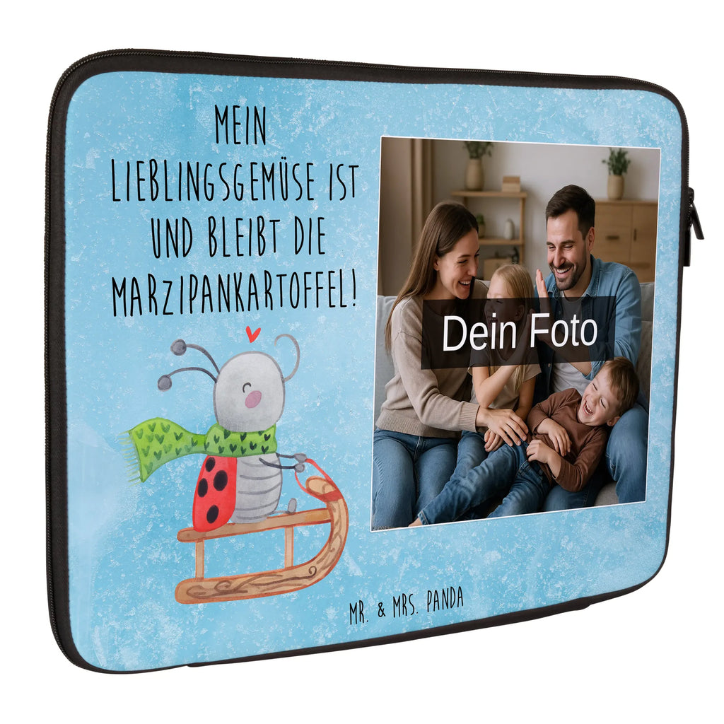 Personalisierte Foto Notebook Tasche Smörle Rodeln Robuste Notebooktasche Mit Wunschfoto, Büro-Notebooktasche Mit Wunschbild, Studenten-Notebooktasche Mit Foto., Vintage Notebooktasche Mit Foto, Reisegeeignete Notebooktasche Mit Foto, Wasserfeste Notebooktasche Mit Wunschfoto, Slim Notebooktasche Mit Fotodruck, Notebooktasche Für Damen Mit Fotomotiv, Laptop-Aktentasche Mit Fotomotiv, Notebooktasche Mit Schultergurt Und Bild, Laptop-Umhängetasche Mit Wunschbild, Notebook-Tasche Aus Canvas Mit Fotodruck, Notebook-Rucksack Mit Fotodruck, Personalisierte Notebooktasche Mit Bild, Notebook-Aktentasche Mit Foto, Notebook-Sleeve Mit Fotopersonalisierung, Rucksackstil Notebooktasche Mit Foto, Laptoptasche Mit Fotodruck, Notebooktasche Mit Zubehörfach Und Bild, Notebook-Tasche Aus Leder Mit Bild, Notebooktasche Für Herren Mit Foto, Notebook-Querträger Mit Foto, Notebooktasche Mit Tragegriff Und Fotodruck, Ergonomische Notebooktasche Mit Fotodruck, Notebooktasche Für 17 Zoll Mit Foto, Notebooktasche Für 13 Zoll Mit Fotodruck, Notebookhülle Mit Wunschfoto, Notebook-Umhängetasche Mit Foto, Notebooktasche Mit Reißverschluss Und Foto, Notebook-Tasche Aus Neopren Mit Foto, Klassische Notebooktasche Mit Wunschbild, Business Notebooktasche Mit Foto, Casual Notebooktasche Mit Wunschfoto, Moderne Notebooktasche Mit Fotodruck, Laptop-Messenger-Bag Mit Wunschfoto, Laptop-Case Mit Eigenem Foto, Leichte Notebooktasche Mit Foto, Notebooktasche Mit Organizerfach Und Foto, Laptop-Rucksack Mit Eigenem Bild, Minimalistische Notebooktasche Mit Fotodruck, Notebooktasche Für 15 Zoll Mit Wunschbild, Notebooktasche Mit Foto, Gepolsterte Notebooktasche Mit Foto, Notebook-Tasche Aus Nylon Mit Wunschbild, Winter, Weihnachten, Weihnachtsdeko, Nikolaus, Advent, Heiligabend, Wintermotiv, Smörle, Schlittenfahren, Marzipan