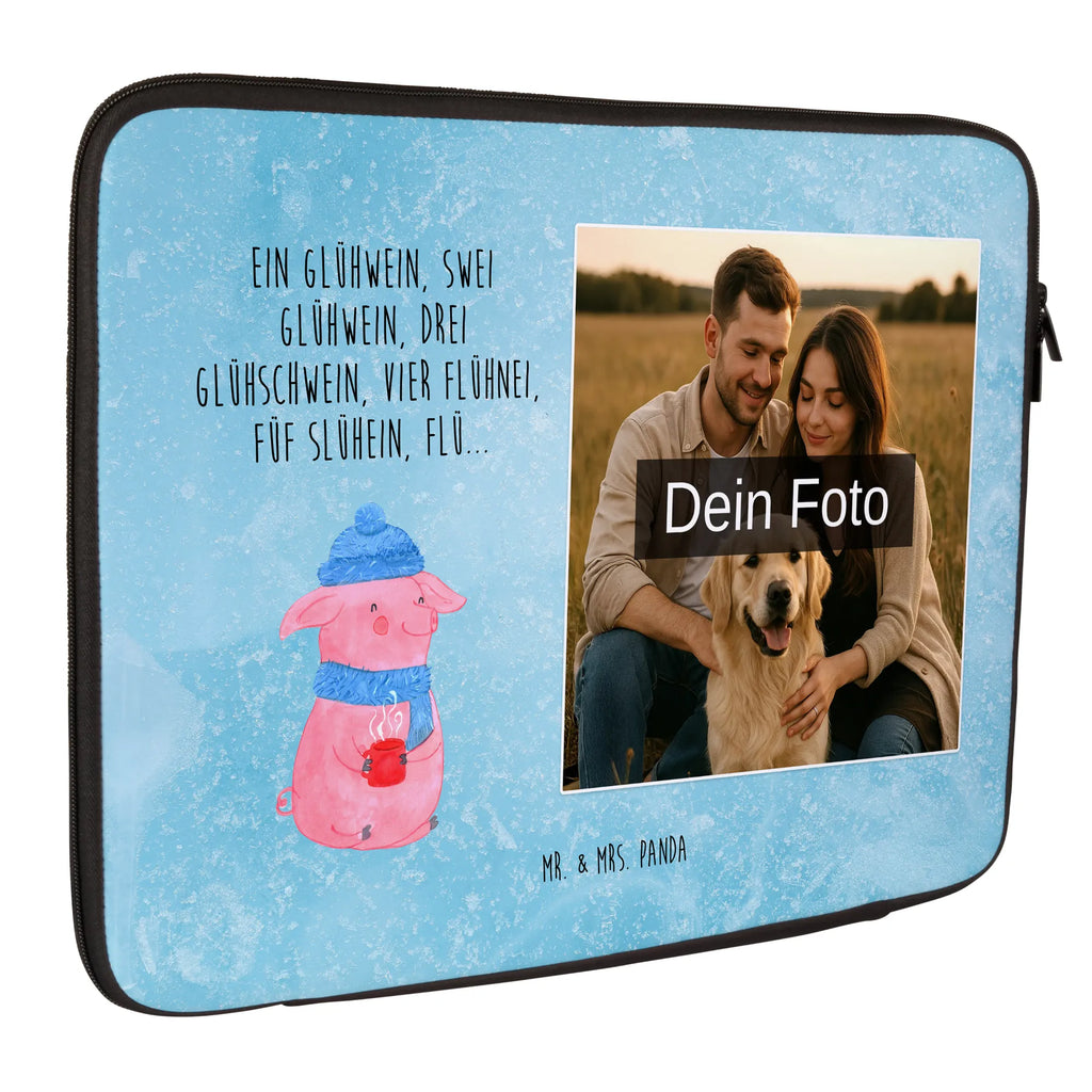 Personalisierte Foto Notebook Tasche Schweinchen Glühwein Robuste Notebooktasche Mit Wunschfoto, Laptop-Rucksack Mit Eigenem Bild, Business Notebooktasche Mit Foto, Moderne Notebooktasche Mit Fotodruck, Notebooktasche Mit Zubehörfach Und Bild, Klassische Notebooktasche Mit Wunschbild, Notebooktasche Mit Tragegriff Und Fotodruck, Minimalistische Notebooktasche Mit Fotodruck, Notebook-Tasche Aus Leder Mit Bild, Rucksackstil Notebooktasche Mit Foto, Leichte Notebooktasche Mit Foto, Casual Notebooktasche Mit Wunschfoto, Notebook-Tasche Aus Nylon Mit Wunschbild, Studenten-Notebooktasche Mit Foto., Notebooktasche Für Herren Mit Foto, Notebooktasche Mit Schultergurt Und Bild, Notebooktasche Für 15 Zoll Mit Wunschbild, Laptop-Aktentasche Mit Fotomotiv, Vintage Notebooktasche Mit Foto, Notebooktasche Für 17 Zoll Mit Foto, Wasserfeste Notebooktasche Mit Wunschfoto, Laptop-Case Mit Eigenem Foto, Notebooktasche Für 13 Zoll Mit Fotodruck, Laptop-Umhängetasche Mit Wunschbild, Notebookhülle Mit Wunschfoto, Slim Notebooktasche Mit Fotodruck, Notebook-Tasche Aus Canvas Mit Fotodruck, Gepolsterte Notebooktasche Mit Foto, Ergonomische Notebooktasche Mit Fotodruck, Notebook-Querträger Mit Foto, Notebooktasche Für Damen Mit Fotomotiv, Reisegeeignete Notebooktasche Mit Foto, Notebooktasche Mit Organizerfach Und Foto, Personalisierte Notebooktasche Mit Bild, Notebook-Rucksack Mit Fotodruck, Notebooktasche Mit Foto, Notebook-Tasche Aus Neopren Mit Foto, Notebook-Aktentasche Mit Foto, Büro-Notebooktasche Mit Wunschbild, Notebook-Umhängetasche Mit Foto, Laptop-Messenger-Bag Mit Wunschfoto, Notebook-Sleeve Mit Fotopersonalisierung, Notebooktasche Mit Reißverschluss Und Foto, Laptoptasche Mit Fotodruck, Winter, Weihnachten, Weihnachtsdeko, Nikolaus, Advent, Heiligabend, Wintermotiv, Weihnachtsmarkt, Spruch, Betrunken, Glühwein