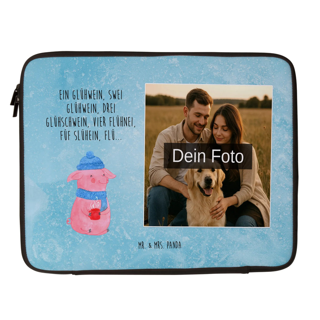 Personalisierte Foto Notebook Tasche Schweinchen Glühwein Robuste Notebooktasche Mit Wunschfoto, Laptop-Rucksack Mit Eigenem Bild, Business Notebooktasche Mit Foto, Moderne Notebooktasche Mit Fotodruck, Notebooktasche Mit Zubehörfach Und Bild, Klassische Notebooktasche Mit Wunschbild, Notebooktasche Mit Tragegriff Und Fotodruck, Minimalistische Notebooktasche Mit Fotodruck, Notebook-Tasche Aus Leder Mit Bild, Rucksackstil Notebooktasche Mit Foto, Leichte Notebooktasche Mit Foto, Casual Notebooktasche Mit Wunschfoto, Notebook-Tasche Aus Nylon Mit Wunschbild, Studenten-Notebooktasche Mit Foto., Notebooktasche Für Herren Mit Foto, Notebooktasche Mit Schultergurt Und Bild, Notebooktasche Für 15 Zoll Mit Wunschbild, Laptop-Aktentasche Mit Fotomotiv, Vintage Notebooktasche Mit Foto, Notebooktasche Für 17 Zoll Mit Foto, Wasserfeste Notebooktasche Mit Wunschfoto, Laptop-Case Mit Eigenem Foto, Notebooktasche Für 13 Zoll Mit Fotodruck, Laptop-Umhängetasche Mit Wunschbild, Notebookhülle Mit Wunschfoto, Slim Notebooktasche Mit Fotodruck, Notebook-Tasche Aus Canvas Mit Fotodruck, Gepolsterte Notebooktasche Mit Foto, Ergonomische Notebooktasche Mit Fotodruck, Notebook-Querträger Mit Foto, Notebooktasche Für Damen Mit Fotomotiv, Reisegeeignete Notebooktasche Mit Foto, Notebooktasche Mit Organizerfach Und Foto, Personalisierte Notebooktasche Mit Bild, Notebook-Rucksack Mit Fotodruck, Notebooktasche Mit Foto, Notebook-Tasche Aus Neopren Mit Foto, Notebook-Aktentasche Mit Foto, Büro-Notebooktasche Mit Wunschbild, Notebook-Umhängetasche Mit Foto, Laptop-Messenger-Bag Mit Wunschfoto, Notebook-Sleeve Mit Fotopersonalisierung, Notebooktasche Mit Reißverschluss Und Foto, Laptoptasche Mit Fotodruck, Winter, Weihnachten, Weihnachtsdeko, Nikolaus, Advent, Heiligabend, Wintermotiv, Weihnachtsmarkt, Spruch, Betrunken, Glühwein