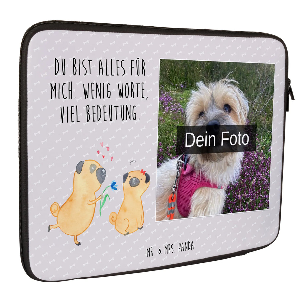 Personalisierte Foto Notebook Tasche Mops Verliebt Notebooktasche Mit Tragegriff Und Fotodruck, Slim Notebooktasche Mit Fotodruck, Notebook-Tasche Aus Nylon Mit Wunschbild, Notebooktasche Mit Reißverschluss Und Foto, Büro-Notebooktasche Mit Wunschbild, Reisegeeignete Notebooktasche Mit Foto, Notebook-Tasche Aus Leder Mit Bild, Notebooktasche Für Herren Mit Foto, Personalisierte Notebooktasche Mit Bild, Notebooktasche Für 17 Zoll Mit Foto, Moderne Notebooktasche Mit Fotodruck, Laptop-Rucksack Mit Eigenem Bild, Notebooktasche Mit Organizerfach Und Foto, Business Notebooktasche Mit Foto, Rucksackstil Notebooktasche Mit Foto, Casual Notebooktasche Mit Wunschfoto, Laptop-Aktentasche Mit Fotomotiv, Laptop-Case Mit Eigenem Foto, Notebooktasche Mit Foto, Minimalistische Notebooktasche Mit Fotodruck, Studenten-Notebooktasche Mit Foto., Laptop-Umhängetasche Mit Wunschbild, Robuste Notebooktasche Mit Wunschfoto, Notebooktasche Für Damen Mit Fotomotiv, Notebooktasche Für 15 Zoll Mit Wunschbild, Klassische Notebooktasche Mit Wunschbild, Notebooktasche Mit Schultergurt Und Bild, Notebooktasche Für 13 Zoll Mit Fotodruck, Ergonomische Notebooktasche Mit Fotodruck, Vintage Notebooktasche Mit Foto, Notebook-Umhängetasche Mit Foto, Laptop-Messenger-Bag Mit Wunschfoto, Notebook-Tasche Aus Canvas Mit Fotodruck, Notebook-Rucksack Mit Fotodruck, Notebook-Querträger Mit Foto, Notebook-Tasche Aus Neopren Mit Foto, Wasserfeste Notebooktasche Mit Wunschfoto, Notebooktasche Mit Zubehörfach Und Bild, Leichte Notebooktasche Mit Foto, Notebook-Aktentasche Mit Foto, Notebook-Sleeve Mit Fotopersonalisierung, Notebookhülle Mit Wunschfoto, Laptoptasche Mit Fotodruck, Gepolsterte Notebooktasche Mit Foto, Hund, Hundemotiv, Haustier, Hunderasse, Tierliebhaber, Hundebesitzer, Sprüche, verliebt, Liebe, Partner, Möpse, Liebesspruch. Verlobt, Geschenk Freund, Mops, Hundeliebe