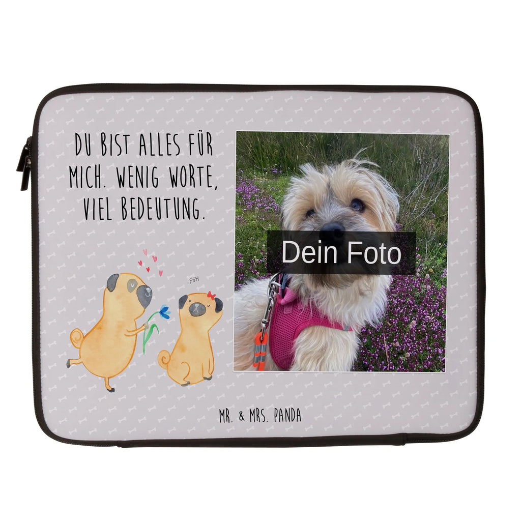 Personalisierte Foto Notebook Tasche Mops Verliebt Notebooktasche Mit Tragegriff Und Fotodruck, Slim Notebooktasche Mit Fotodruck, Notebook-Tasche Aus Nylon Mit Wunschbild, Notebooktasche Mit Reißverschluss Und Foto, Büro-Notebooktasche Mit Wunschbild, Reisegeeignete Notebooktasche Mit Foto, Notebook-Tasche Aus Leder Mit Bild, Notebooktasche Für Herren Mit Foto, Personalisierte Notebooktasche Mit Bild, Notebooktasche Für 17 Zoll Mit Foto, Moderne Notebooktasche Mit Fotodruck, Laptop-Rucksack Mit Eigenem Bild, Notebooktasche Mit Organizerfach Und Foto, Business Notebooktasche Mit Foto, Rucksackstil Notebooktasche Mit Foto, Casual Notebooktasche Mit Wunschfoto, Laptop-Aktentasche Mit Fotomotiv, Laptop-Case Mit Eigenem Foto, Notebooktasche Mit Foto, Minimalistische Notebooktasche Mit Fotodruck, Studenten-Notebooktasche Mit Foto., Laptop-Umhängetasche Mit Wunschbild, Robuste Notebooktasche Mit Wunschfoto, Notebooktasche Für Damen Mit Fotomotiv, Notebooktasche Für 15 Zoll Mit Wunschbild, Klassische Notebooktasche Mit Wunschbild, Notebooktasche Mit Schultergurt Und Bild, Notebooktasche Für 13 Zoll Mit Fotodruck, Ergonomische Notebooktasche Mit Fotodruck, Vintage Notebooktasche Mit Foto, Notebook-Umhängetasche Mit Foto, Laptop-Messenger-Bag Mit Wunschfoto, Notebook-Tasche Aus Canvas Mit Fotodruck, Notebook-Rucksack Mit Fotodruck, Notebook-Querträger Mit Foto, Notebook-Tasche Aus Neopren Mit Foto, Wasserfeste Notebooktasche Mit Wunschfoto, Notebooktasche Mit Zubehörfach Und Bild, Leichte Notebooktasche Mit Foto, Notebook-Aktentasche Mit Foto, Notebook-Sleeve Mit Fotopersonalisierung, Notebookhülle Mit Wunschfoto, Laptoptasche Mit Fotodruck, Gepolsterte Notebooktasche Mit Foto, Hund, Hundemotiv, Haustier, Hunderasse, Tierliebhaber, Hundebesitzer, Sprüche, verliebt, Liebe, Partner, Möpse, Liebesspruch. Verlobt, Geschenk Freund, Mops, Hundeliebe