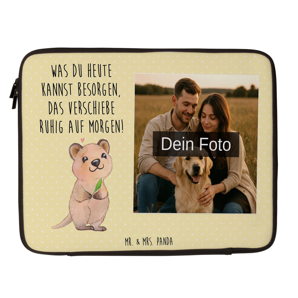 Personalisierte Foto Notebook Tasche Quokka Happy Notebooktasche Mit Tragegriff Und Fotodruck, Rucksackstil Notebooktasche Mit Foto, Casual Notebooktasche Mit Wunschfoto, Notebooktasche Für 15 Zoll Mit Wunschbild, Notebooktasche Für 13 Zoll Mit Fotodruck, Moderne Notebooktasche Mit Fotodruck, Laptop-Aktentasche Mit Fotomotiv, Laptop-Umhängetasche Mit Wunschbild, Notebooktasche Für Damen Mit Fotomotiv, Minimalistische Notebooktasche Mit Fotodruck, Leichte Notebooktasche Mit Foto, Laptoptasche Mit Fotodruck, Notebook-Tasche Aus Leder Mit Bild, Laptop-Case Mit Eigenem Foto, Studenten-Notebooktasche Mit Foto., Notebookhülle Mit Wunschfoto, Reisegeeignete Notebooktasche Mit Foto, Notebooktasche Mit Zubehörfach Und Bild, Business Notebooktasche Mit Foto, Notebook-Umhängetasche Mit Foto, Notebooktasche Mit Organizerfach Und Foto, Büro-Notebooktasche Mit Wunschbild, Slim Notebooktasche Mit Fotodruck, Laptop-Rucksack Mit Eigenem Bild, Notebooktasche Für Herren Mit Foto, Notebooktasche Für 17 Zoll Mit Foto, Ergonomische Notebooktasche Mit Fotodruck, Notebook-Tasche Aus Canvas Mit Fotodruck, Notebook-Sleeve Mit Fotopersonalisierung, Gepolsterte Notebooktasche Mit Foto, Notebook-Tasche Aus Nylon Mit Wunschbild, Laptop-Messenger-Bag Mit Wunschfoto, Personalisierte Notebooktasche Mit Bild, Notebooktasche Mit Foto, Notebook-Rucksack Mit Fotodruck, Notebook-Tasche Aus Neopren Mit Foto, Notebooktasche Mit Reißverschluss Und Foto, Notebook-Querträger Mit Foto, Robuste Notebooktasche Mit Wunschfoto, Wasserfeste Notebooktasche Mit Wunschfoto, Notebooktasche Mit Schultergurt Und Bild, Notebook-Aktentasche Mit Foto, Klassische Notebooktasche Mit Wunschbild, Vintage Notebooktasche Mit Foto, Tiermotive, Gute Laune, lustige Sprüche, Tiere, Aufschieberitis, Quokka, Dinge erledigen, Verschieben, Lustiger Spruch, Niedliches Tier