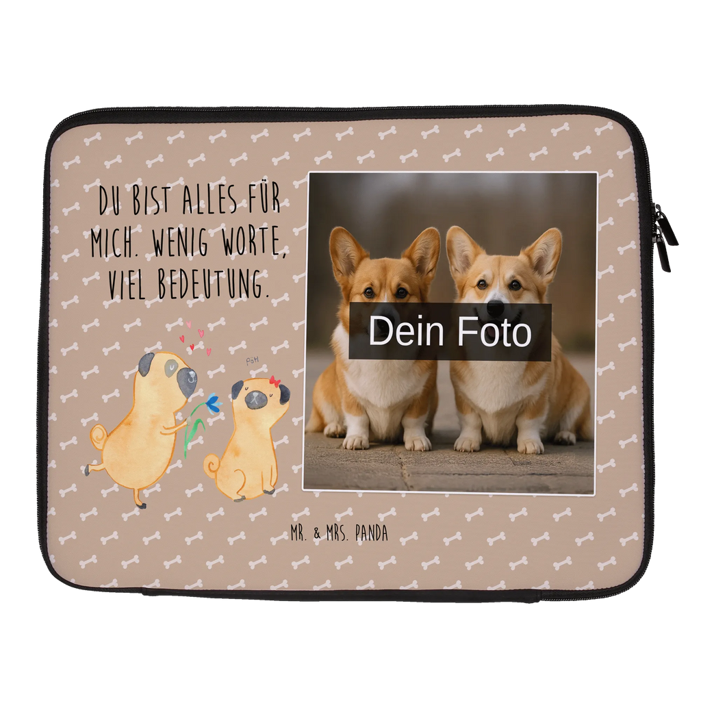 Personalisierte Foto Notebook Tasche Mops Verliebt Notebooktasche Mit Tragegriff Und Fotodruck, Slim Notebooktasche Mit Fotodruck, Notebook-Tasche Aus Nylon Mit Wunschbild, Notebooktasche Mit Reißverschluss Und Foto, Büro-Notebooktasche Mit Wunschbild, Reisegeeignete Notebooktasche Mit Foto, Notebook-Tasche Aus Leder Mit Bild, Notebooktasche Für Herren Mit Foto, Personalisierte Notebooktasche Mit Bild, Notebooktasche Für 17 Zoll Mit Foto, Moderne Notebooktasche Mit Fotodruck, Laptop-Rucksack Mit Eigenem Bild, Notebooktasche Mit Organizerfach Und Foto, Business Notebooktasche Mit Foto, Rucksackstil Notebooktasche Mit Foto, Casual Notebooktasche Mit Wunschfoto, Laptop-Aktentasche Mit Fotomotiv, Laptop-Case Mit Eigenem Foto, Notebooktasche Mit Foto, Minimalistische Notebooktasche Mit Fotodruck, Studenten-Notebooktasche Mit Foto., Laptop-Umhängetasche Mit Wunschbild, Robuste Notebooktasche Mit Wunschfoto, Notebooktasche Für Damen Mit Fotomotiv, Notebooktasche Für 15 Zoll Mit Wunschbild, Klassische Notebooktasche Mit Wunschbild, Notebooktasche Mit Schultergurt Und Bild, Notebooktasche Für 13 Zoll Mit Fotodruck, Ergonomische Notebooktasche Mit Fotodruck, Vintage Notebooktasche Mit Foto, Notebook-Umhängetasche Mit Foto, Laptop-Messenger-Bag Mit Wunschfoto, Notebook-Tasche Aus Canvas Mit Fotodruck, Notebook-Rucksack Mit Fotodruck, Notebook-Querträger Mit Foto, Notebook-Tasche Aus Neopren Mit Foto, Wasserfeste Notebooktasche Mit Wunschfoto, Notebooktasche Mit Zubehörfach Und Bild, Leichte Notebooktasche Mit Foto, Notebook-Aktentasche Mit Foto, Notebook-Sleeve Mit Fotopersonalisierung, Notebookhülle Mit Wunschfoto, Laptoptasche Mit Fotodruck, Gepolsterte Notebooktasche Mit Foto, Hund, Hundemotiv, Haustier, Hunderasse, Tierliebhaber, Hundebesitzer, Sprüche, verliebt, Liebe, Partner, Möpse, Liebesspruch. Verlobt, Geschenk Freund, Mops, Hundeliebe