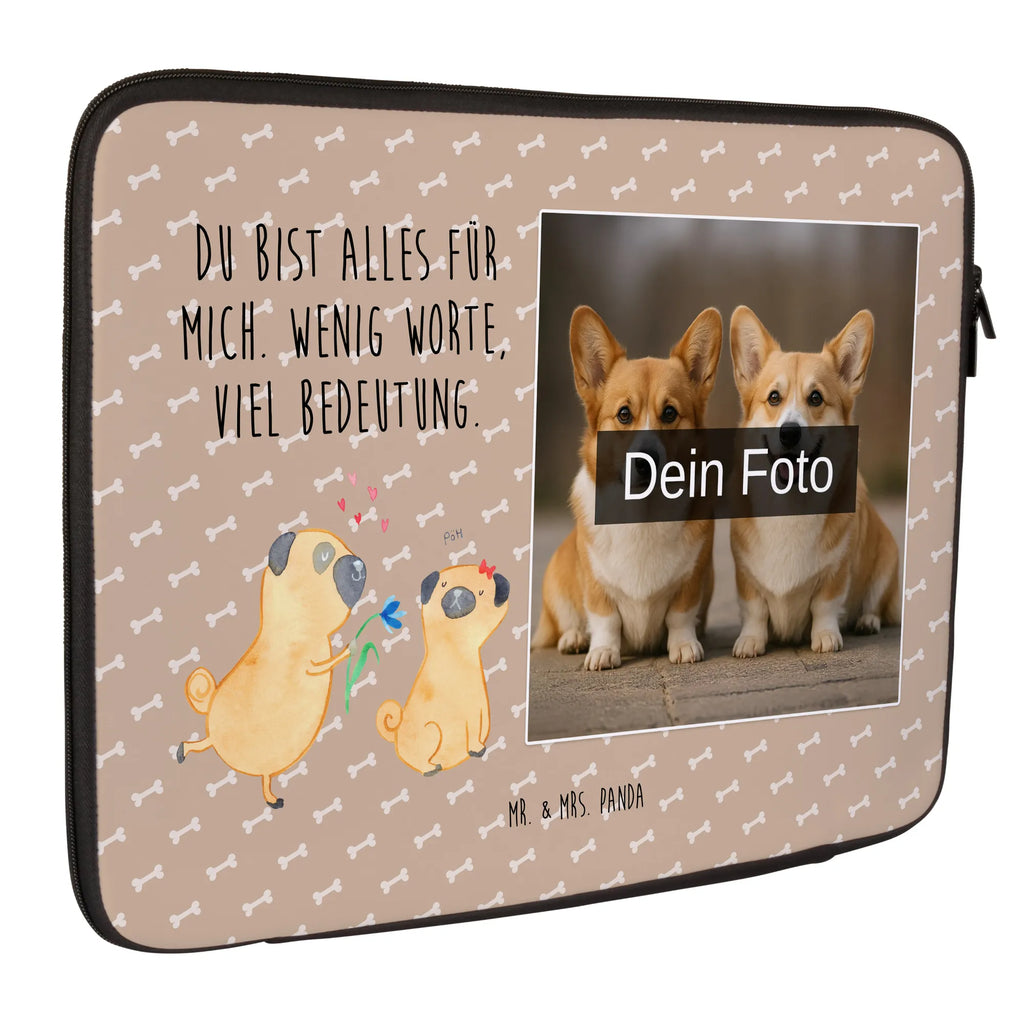Personalisierte Foto Notebook Tasche Mops Verliebt Notebooktasche Mit Tragegriff Und Fotodruck, Slim Notebooktasche Mit Fotodruck, Notebook-Tasche Aus Nylon Mit Wunschbild, Notebooktasche Mit Reißverschluss Und Foto, Büro-Notebooktasche Mit Wunschbild, Reisegeeignete Notebooktasche Mit Foto, Notebook-Tasche Aus Leder Mit Bild, Notebooktasche Für Herren Mit Foto, Personalisierte Notebooktasche Mit Bild, Notebooktasche Für 17 Zoll Mit Foto, Moderne Notebooktasche Mit Fotodruck, Laptop-Rucksack Mit Eigenem Bild, Notebooktasche Mit Organizerfach Und Foto, Business Notebooktasche Mit Foto, Rucksackstil Notebooktasche Mit Foto, Casual Notebooktasche Mit Wunschfoto, Laptop-Aktentasche Mit Fotomotiv, Laptop-Case Mit Eigenem Foto, Notebooktasche Mit Foto, Minimalistische Notebooktasche Mit Fotodruck, Studenten-Notebooktasche Mit Foto., Laptop-Umhängetasche Mit Wunschbild, Robuste Notebooktasche Mit Wunschfoto, Notebooktasche Für Damen Mit Fotomotiv, Notebooktasche Für 15 Zoll Mit Wunschbild, Klassische Notebooktasche Mit Wunschbild, Notebooktasche Mit Schultergurt Und Bild, Notebooktasche Für 13 Zoll Mit Fotodruck, Ergonomische Notebooktasche Mit Fotodruck, Vintage Notebooktasche Mit Foto, Notebook-Umhängetasche Mit Foto, Laptop-Messenger-Bag Mit Wunschfoto, Notebook-Tasche Aus Canvas Mit Fotodruck, Notebook-Rucksack Mit Fotodruck, Notebook-Querträger Mit Foto, Notebook-Tasche Aus Neopren Mit Foto, Wasserfeste Notebooktasche Mit Wunschfoto, Notebooktasche Mit Zubehörfach Und Bild, Leichte Notebooktasche Mit Foto, Notebook-Aktentasche Mit Foto, Notebook-Sleeve Mit Fotopersonalisierung, Notebookhülle Mit Wunschfoto, Laptoptasche Mit Fotodruck, Gepolsterte Notebooktasche Mit Foto, Hund, Hundemotiv, Haustier, Hunderasse, Tierliebhaber, Hundebesitzer, Sprüche, verliebt, Liebe, Partner, Möpse, Liebesspruch. Verlobt, Geschenk Freund, Mops, Hundeliebe