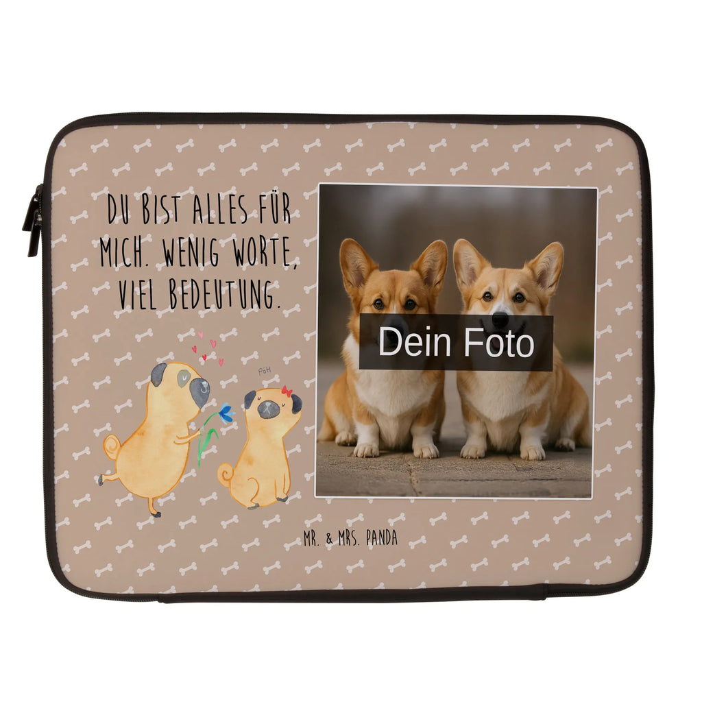 Personalisierte Foto Notebook Tasche Mops Verliebt Notebooktasche Mit Tragegriff Und Fotodruck, Slim Notebooktasche Mit Fotodruck, Notebook-Tasche Aus Nylon Mit Wunschbild, Notebooktasche Mit Reißverschluss Und Foto, Büro-Notebooktasche Mit Wunschbild, Reisegeeignete Notebooktasche Mit Foto, Notebook-Tasche Aus Leder Mit Bild, Notebooktasche Für Herren Mit Foto, Personalisierte Notebooktasche Mit Bild, Notebooktasche Für 17 Zoll Mit Foto, Moderne Notebooktasche Mit Fotodruck, Laptop-Rucksack Mit Eigenem Bild, Notebooktasche Mit Organizerfach Und Foto, Business Notebooktasche Mit Foto, Rucksackstil Notebooktasche Mit Foto, Casual Notebooktasche Mit Wunschfoto, Laptop-Aktentasche Mit Fotomotiv, Laptop-Case Mit Eigenem Foto, Notebooktasche Mit Foto, Minimalistische Notebooktasche Mit Fotodruck, Studenten-Notebooktasche Mit Foto., Laptop-Umhängetasche Mit Wunschbild, Robuste Notebooktasche Mit Wunschfoto, Notebooktasche Für Damen Mit Fotomotiv, Notebooktasche Für 15 Zoll Mit Wunschbild, Klassische Notebooktasche Mit Wunschbild, Notebooktasche Mit Schultergurt Und Bild, Notebooktasche Für 13 Zoll Mit Fotodruck, Ergonomische Notebooktasche Mit Fotodruck, Vintage Notebooktasche Mit Foto, Notebook-Umhängetasche Mit Foto, Laptop-Messenger-Bag Mit Wunschfoto, Notebook-Tasche Aus Canvas Mit Fotodruck, Notebook-Rucksack Mit Fotodruck, Notebook-Querträger Mit Foto, Notebook-Tasche Aus Neopren Mit Foto, Wasserfeste Notebooktasche Mit Wunschfoto, Notebooktasche Mit Zubehörfach Und Bild, Leichte Notebooktasche Mit Foto, Notebook-Aktentasche Mit Foto, Notebook-Sleeve Mit Fotopersonalisierung, Notebookhülle Mit Wunschfoto, Laptoptasche Mit Fotodruck, Gepolsterte Notebooktasche Mit Foto, Hund, Hundemotiv, Haustier, Hunderasse, Tierliebhaber, Hundebesitzer, Sprüche, verliebt, Liebe, Partner, Möpse, Liebesspruch. Verlobt, Geschenk Freund, Mops, Hundeliebe